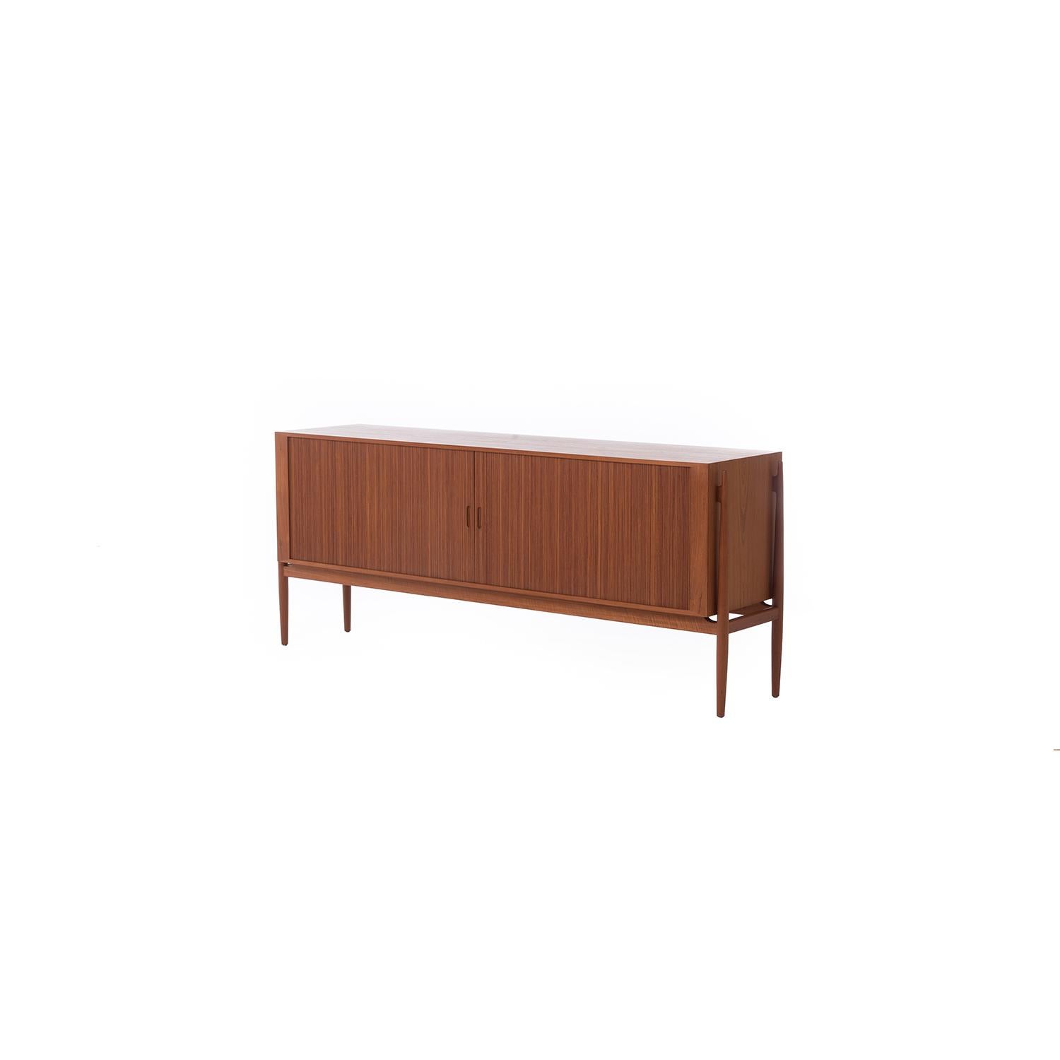 Uno squisito esempio di ciò che un maestro ebanista danese può progettare e produrre. Conosciuta come NV54, questa credenza disegnata da Niels Vodder è in splendide condizioni originali. Bellissima custodia in impiallacciatura abbinata al libro,
