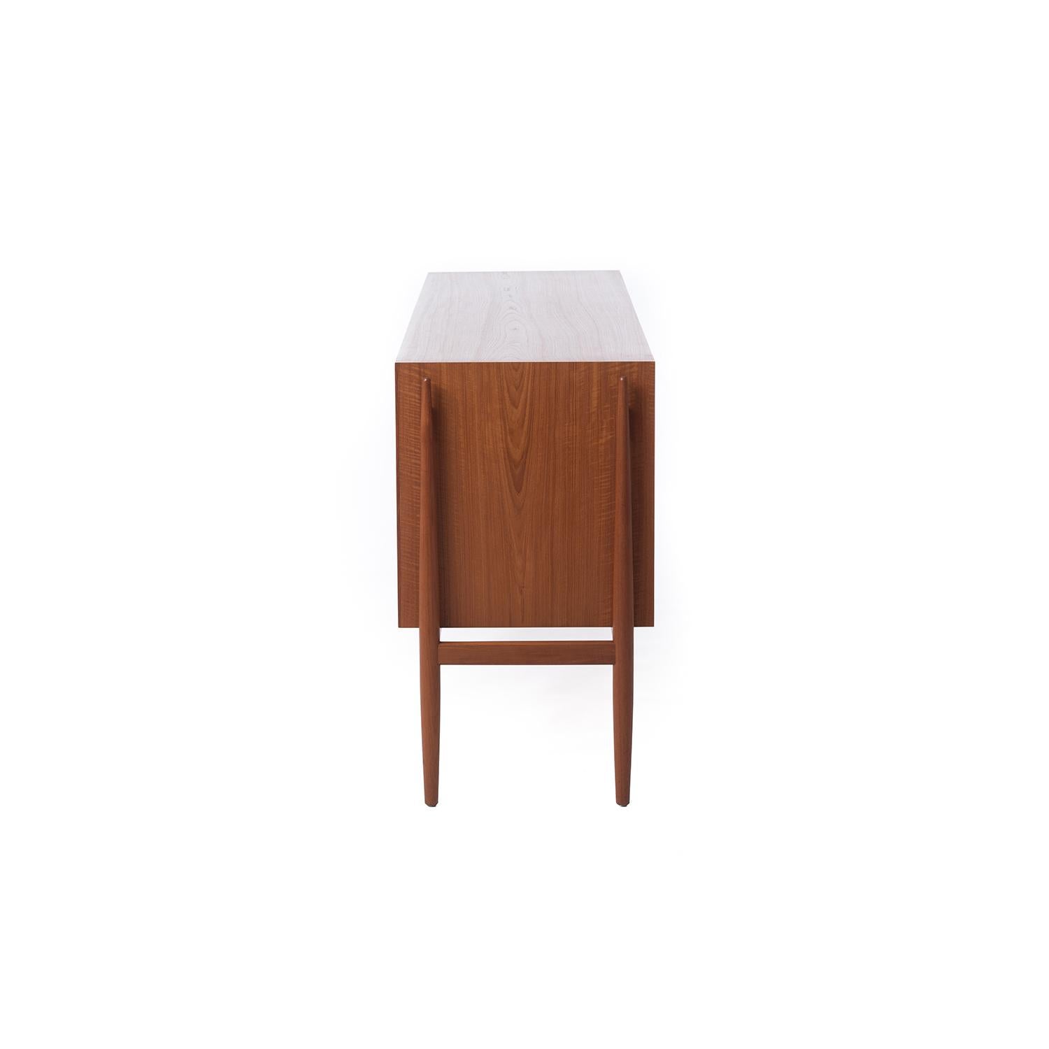 Scandinavo moderno Credenza moderna danese con anta a tamburo Niels Vodder NV54 in vendita