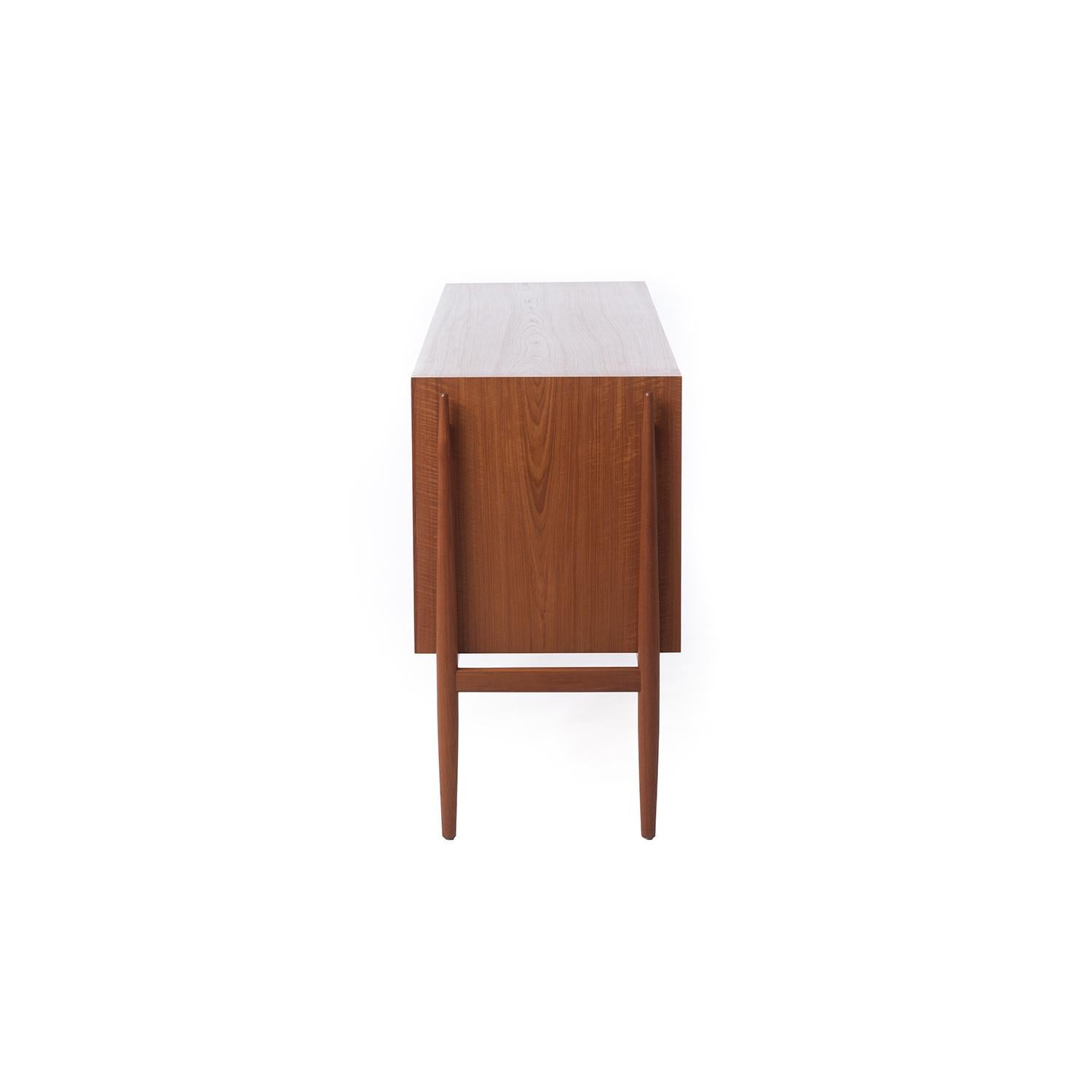 Scandinave moderne Crédence danoise moderne Niels Vodder à porte tambour NV54 en vente