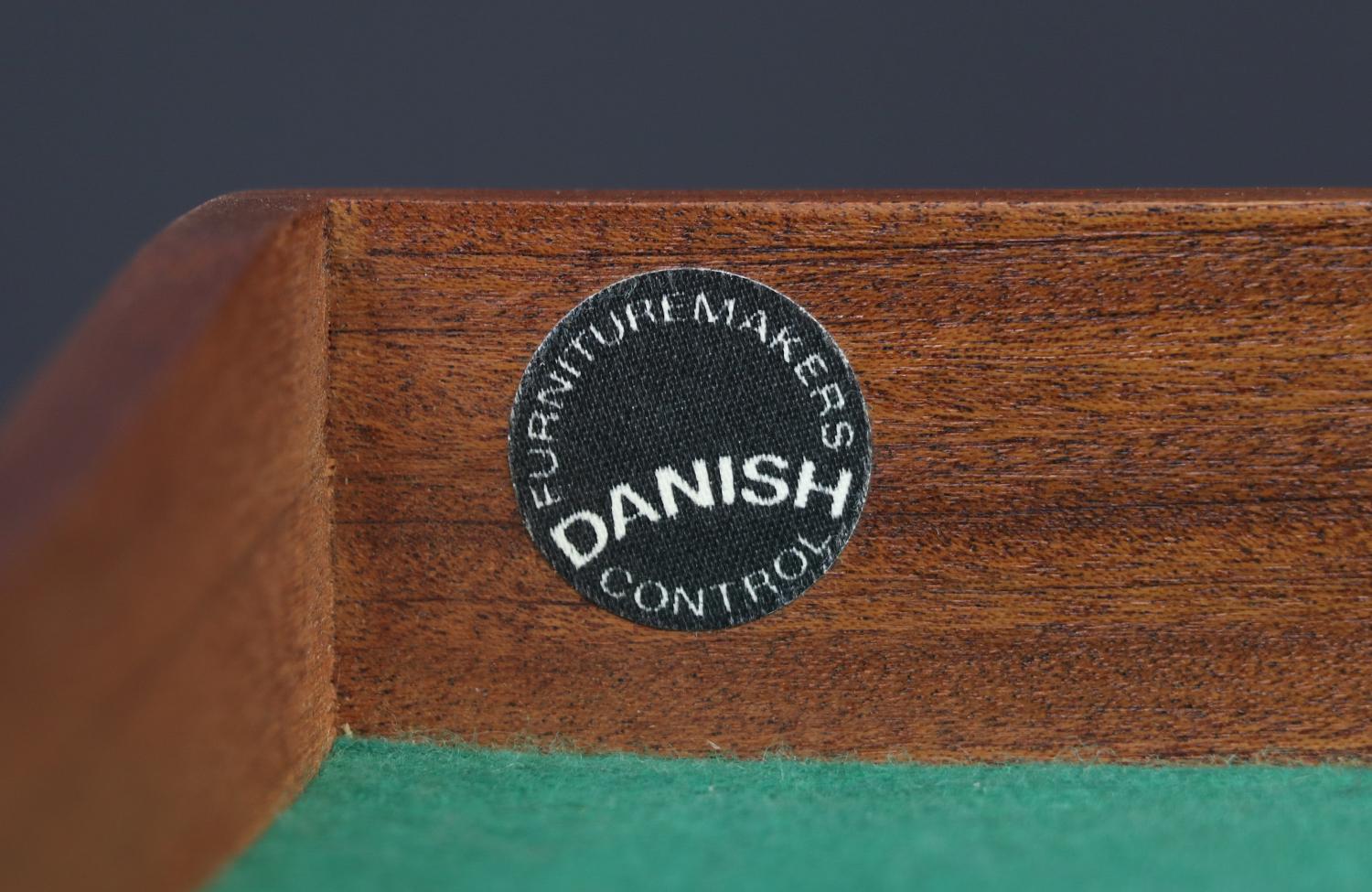 Crédence danoise moderne à portes tambour en teck restaurée par Svend A. Larsen en vente 9