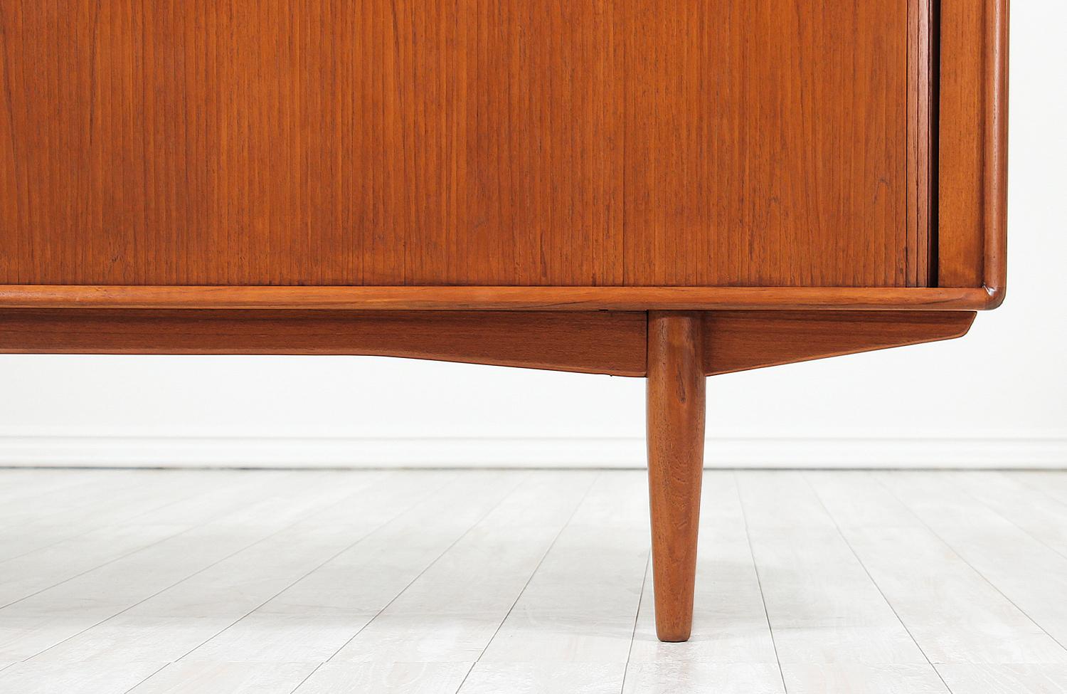 Dänisches modernes Teakholz-Credenza mit Tambour-Tür 7