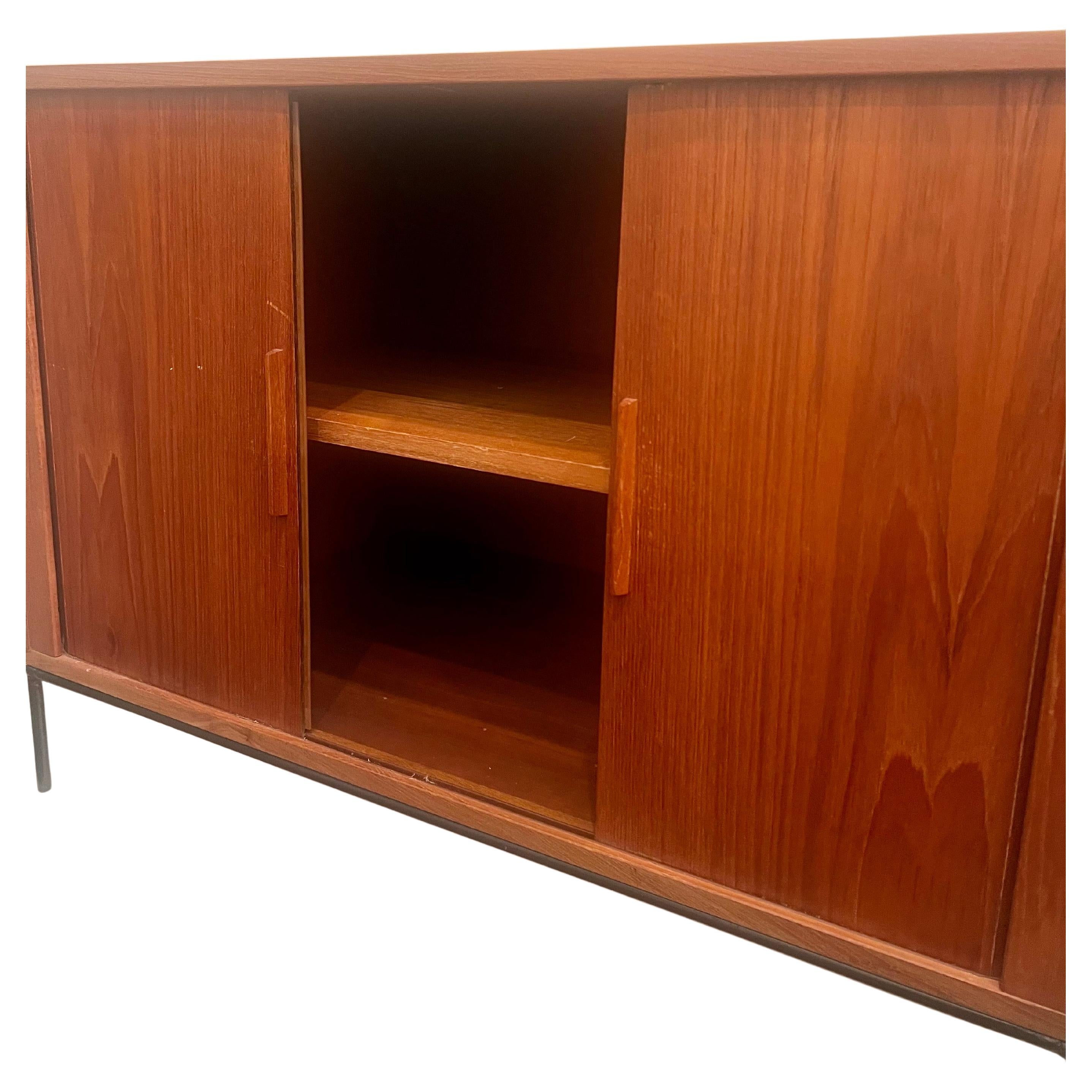 Vielseitige Teak Tambour Tür kleine Kredenz, mit massiven Eisen Basis von FB Mobler, nachgearbeitet schöne solide Rohr Eisen Basis und Regal nachgearbeitet groß für Platten TV Stereo .