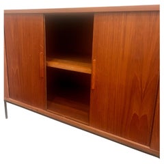 Dänisch Modern Tambour Türen Teak & Eisen Kleine Credenza Record Cabinet