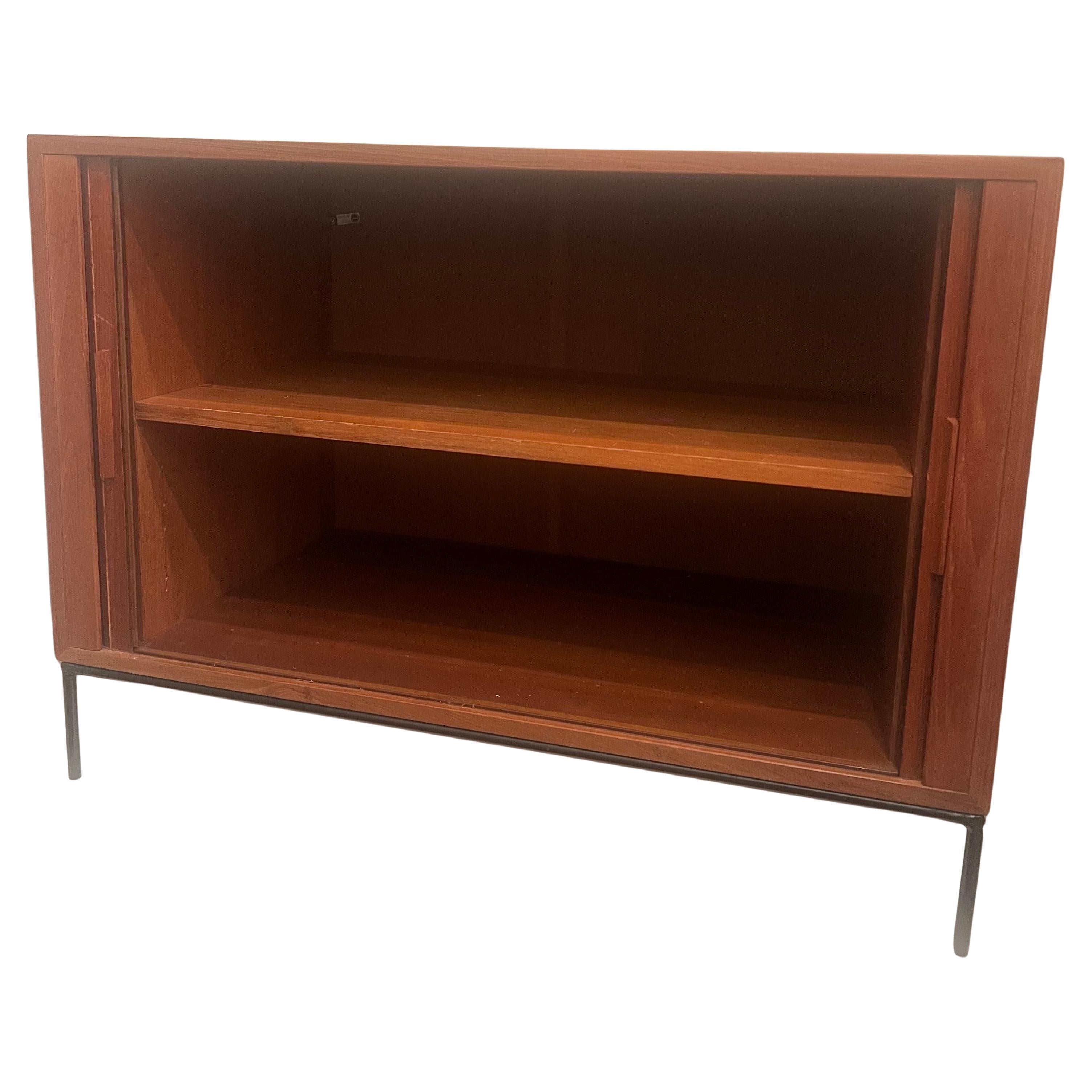 Dänisch Modern Tambour Türen Teak & Eisen Kleine Credenza Record Cabinet (Skandinavische Moderne) im Angebot