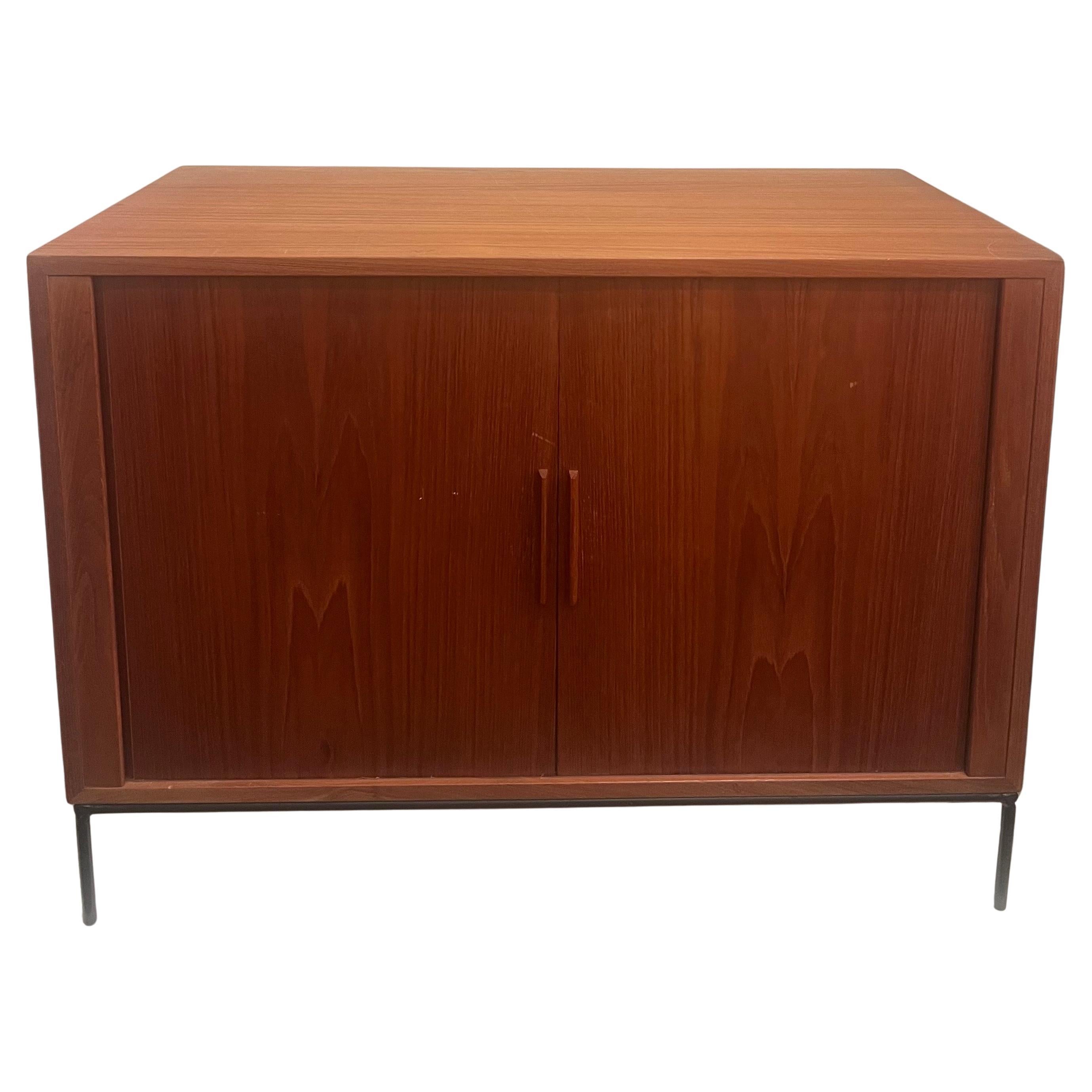 Dänisch Modern Tambour Türen Teak & Eisen Kleine Credenza Record Cabinet im Zustand „Hervorragend“ im Angebot in San Diego, CA