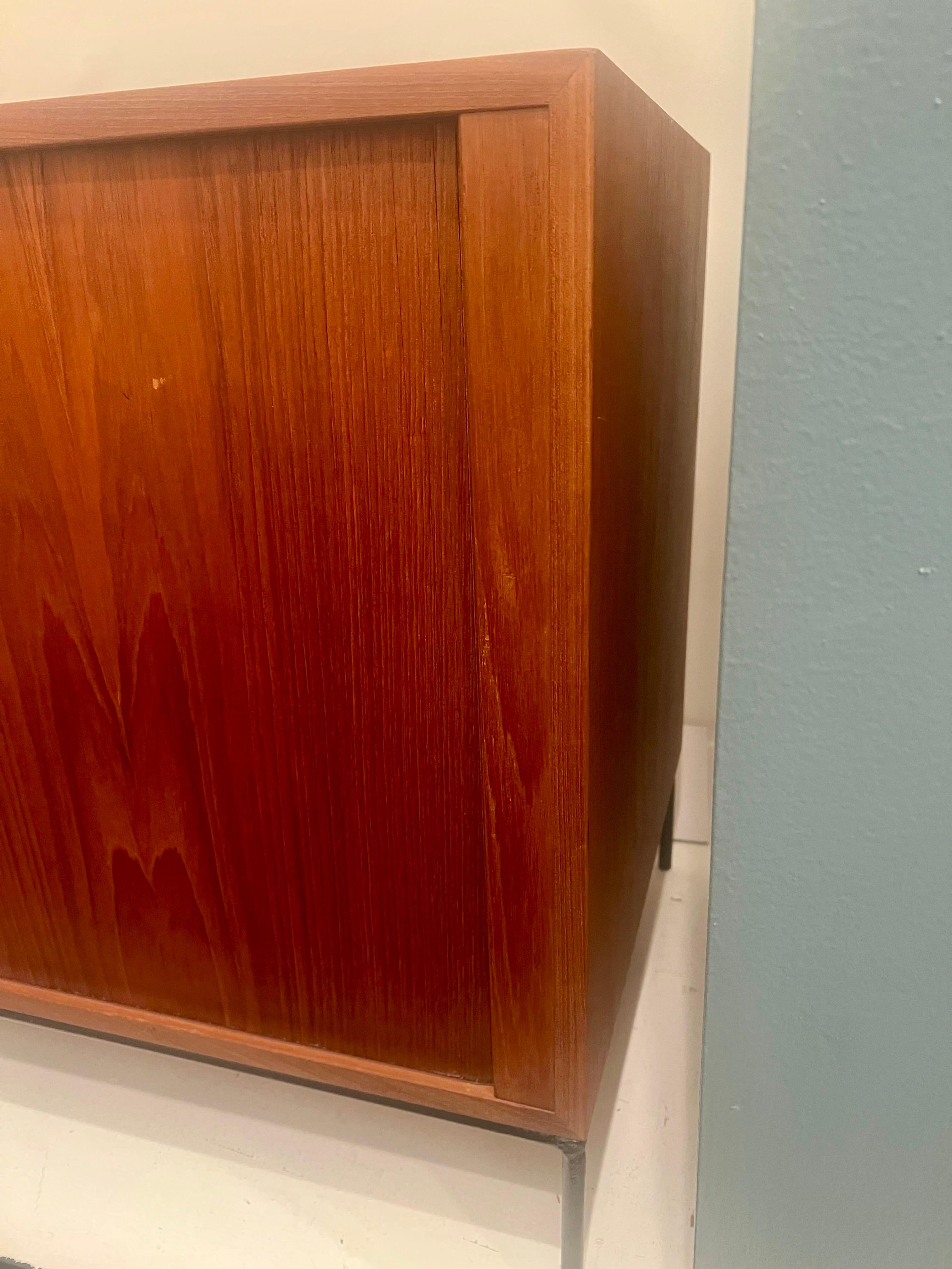 Dänisch Modern Tambour Türen Teak & Eisen Kleine Credenza Record Cabinet (20. Jahrhundert) im Angebot