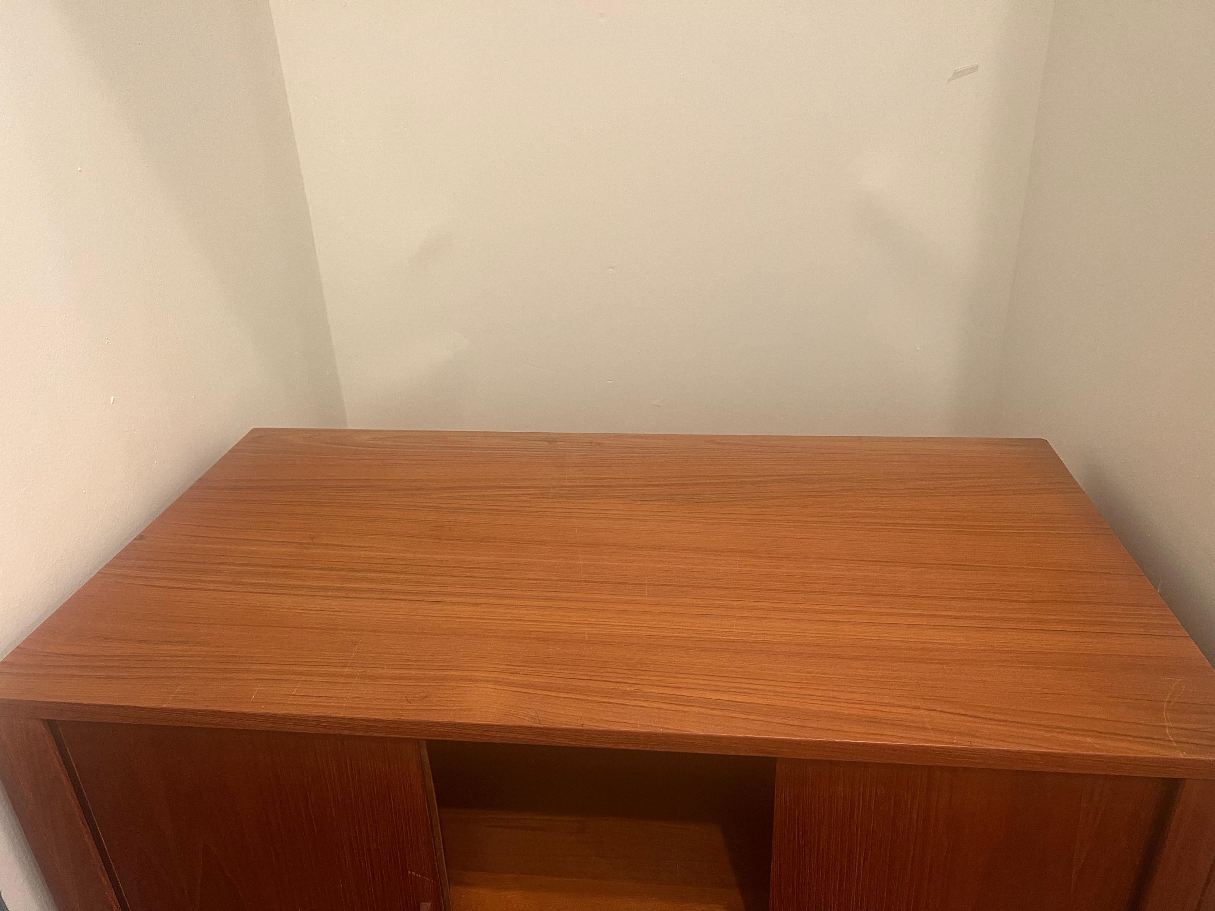 Dänisch Modern Tambour Türen Teak & Eisen Kleine Credenza Record Cabinet im Angebot 1