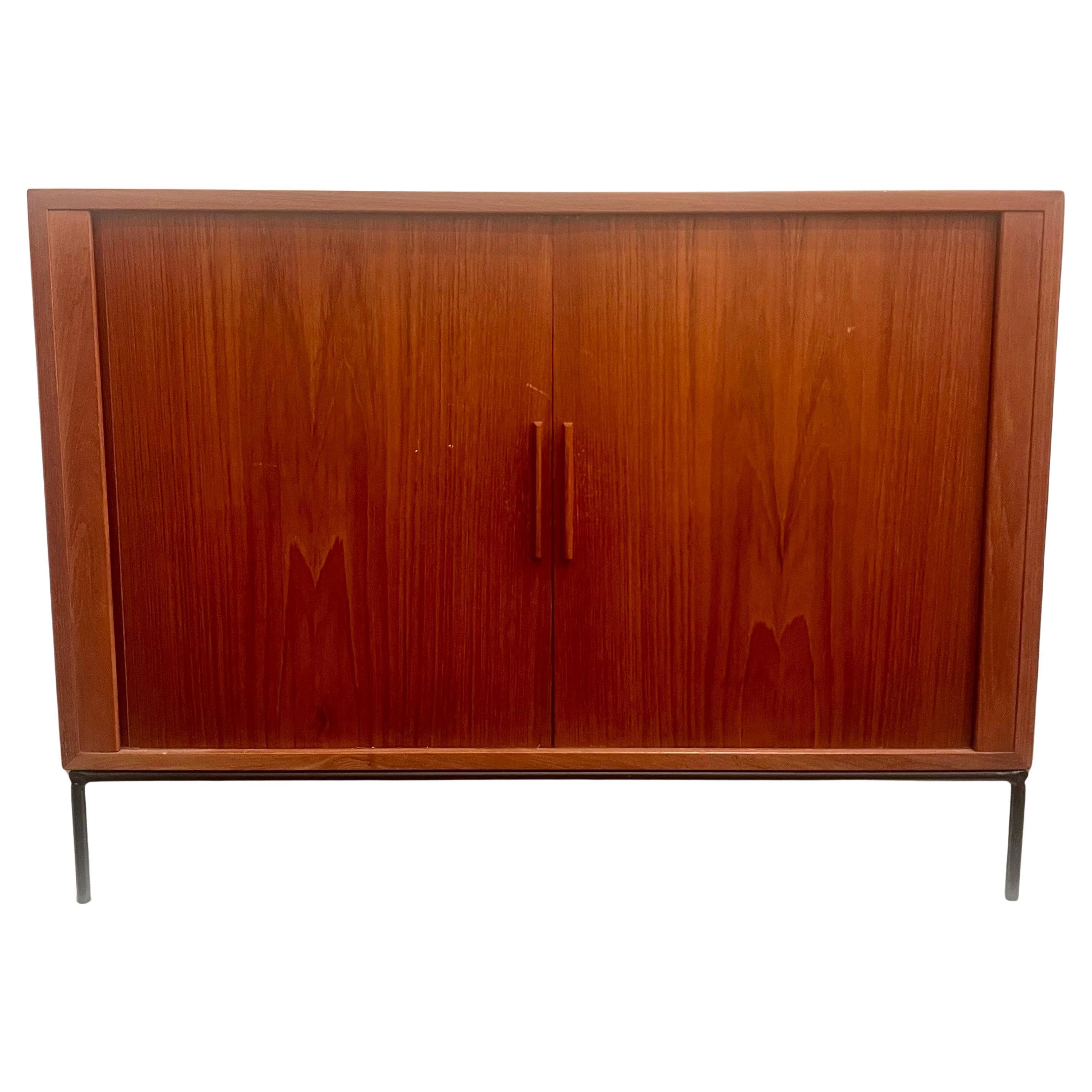 Dänisch Modern Tambour Türen Teak & Eisen Kleine Credenza Record Cabinet im Angebot