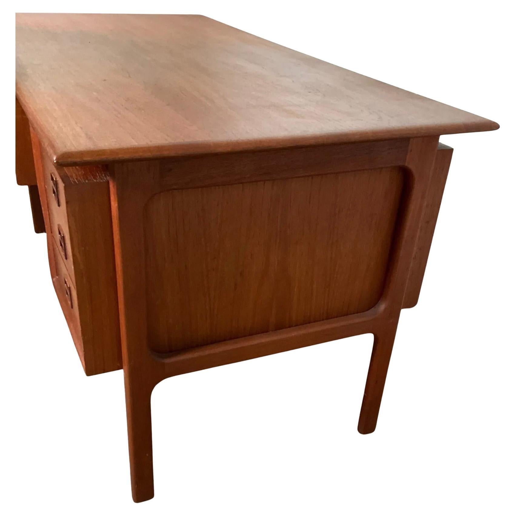 Libreria moderna danese da scrivania in teak di Erik Brouer per Brouer Møbelfabrik. Scrivania danese moderna in teak con 3 cassetti a destra e (1) cassetto singolo per cartelle profonde sul lato sinistro. La scrivania è dotata di una libreria sul
