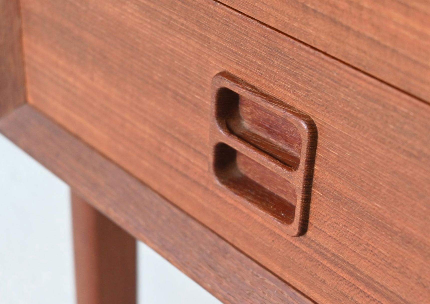 Falegnameria Libreria moderna danese a 4 cassetti in teak di Erik Brouer per Brouer Møbelfabrik in vendita
