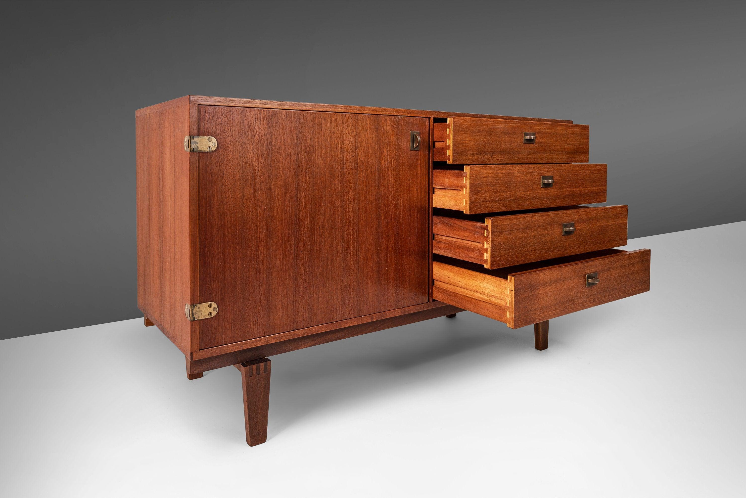 Mid-Century Modern Buffet à 4 tiroirs en teck de style danois moderne de Peter Lovig Nielsen pour Dansk Designs en vente