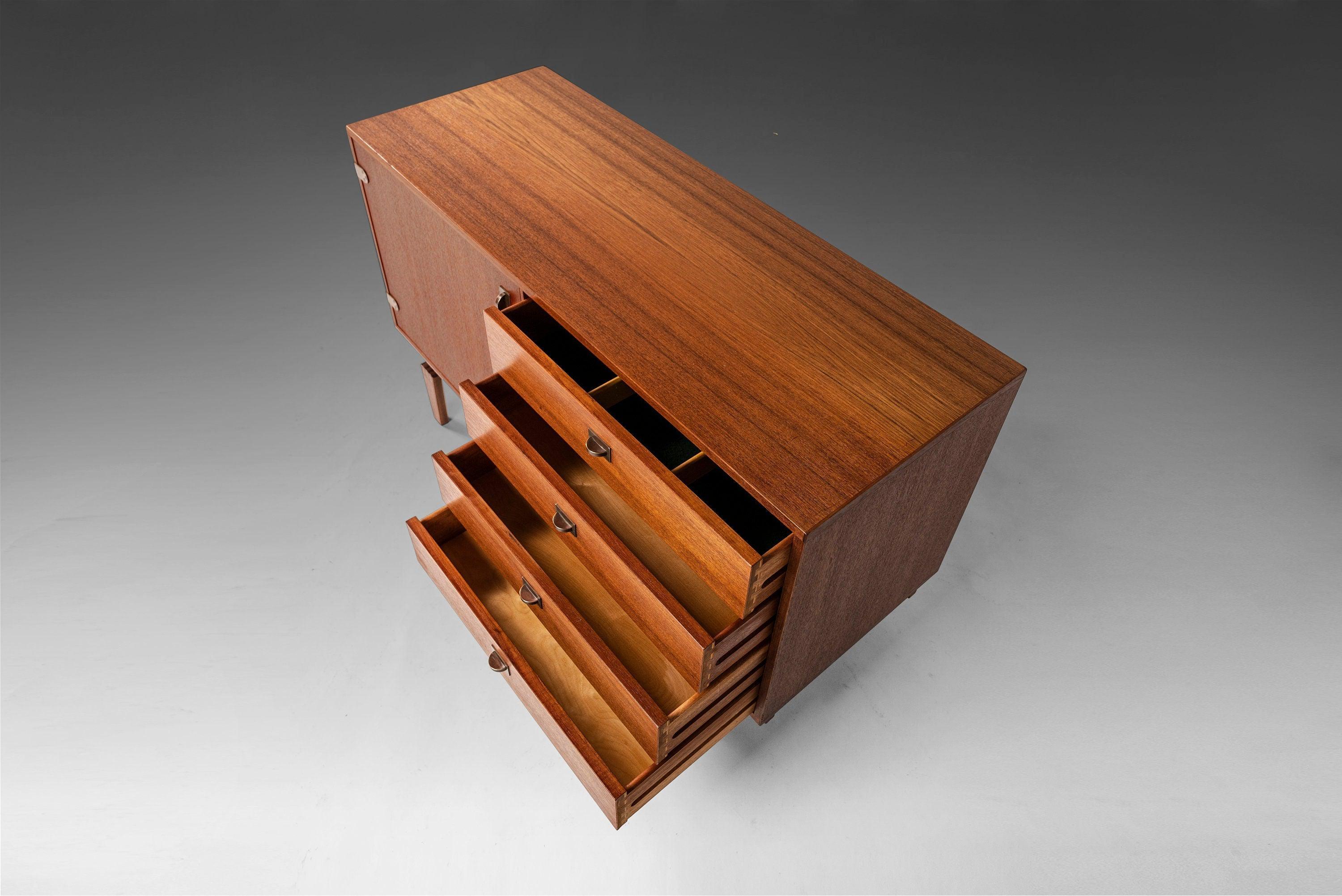 Buffet à 4 tiroirs en teck de style danois moderne de Peter Lovig Nielsen pour Dansk Designs en vente 1