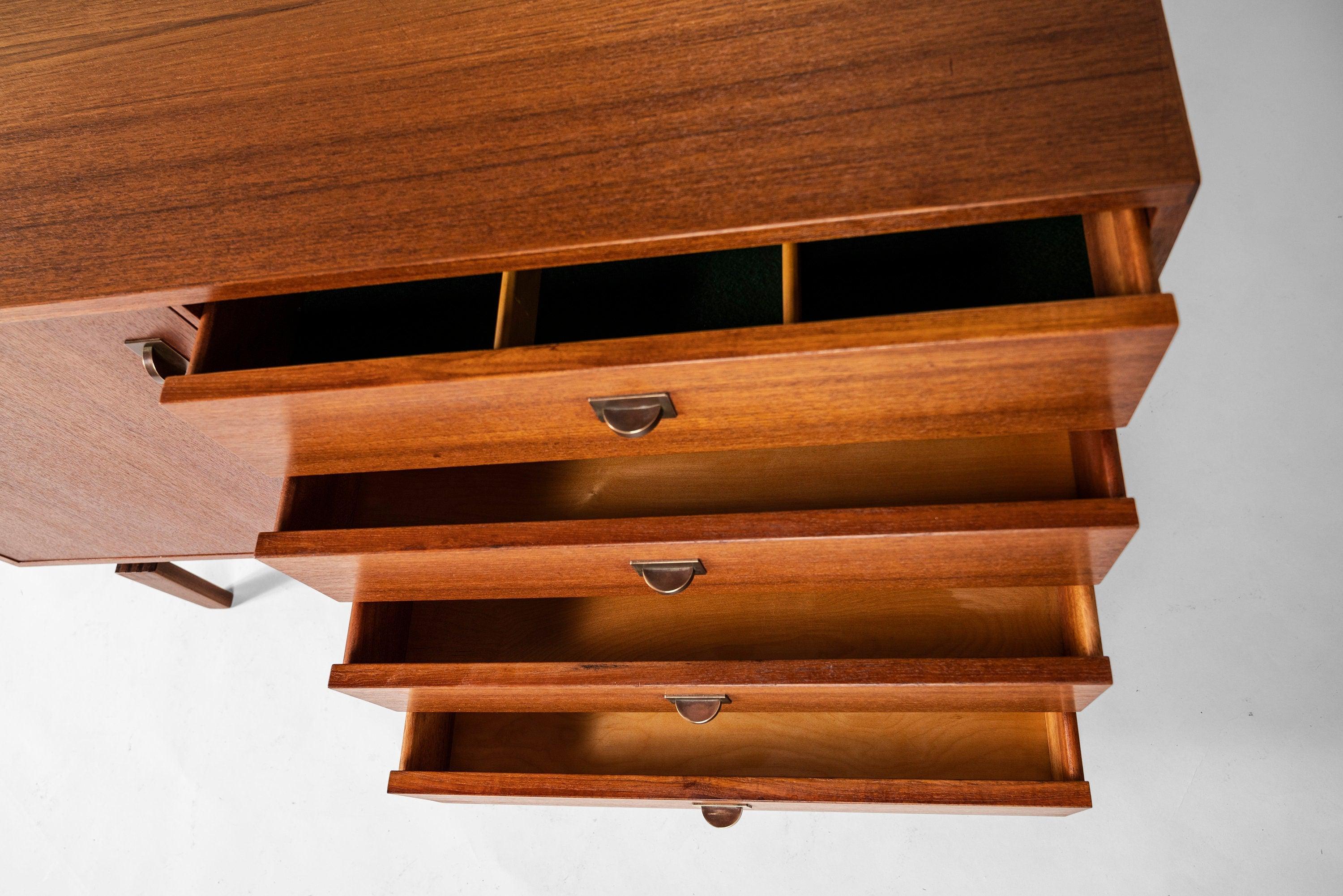 Buffet à 4 tiroirs en teck de style danois moderne de Peter Lovig Nielsen pour Dansk Designs en vente 2