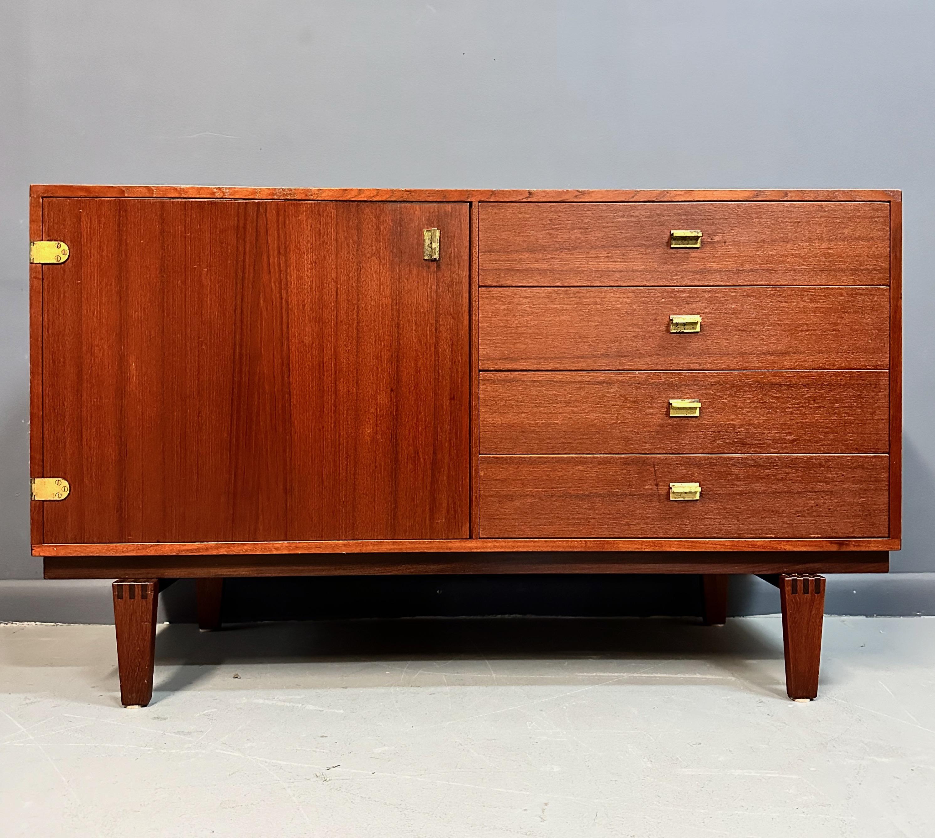 Mid-Century Modern Buffet danois moderne à 4 tiroirs en teck de Peter Lovig Nielsen, milieu du siècle dernier en vente