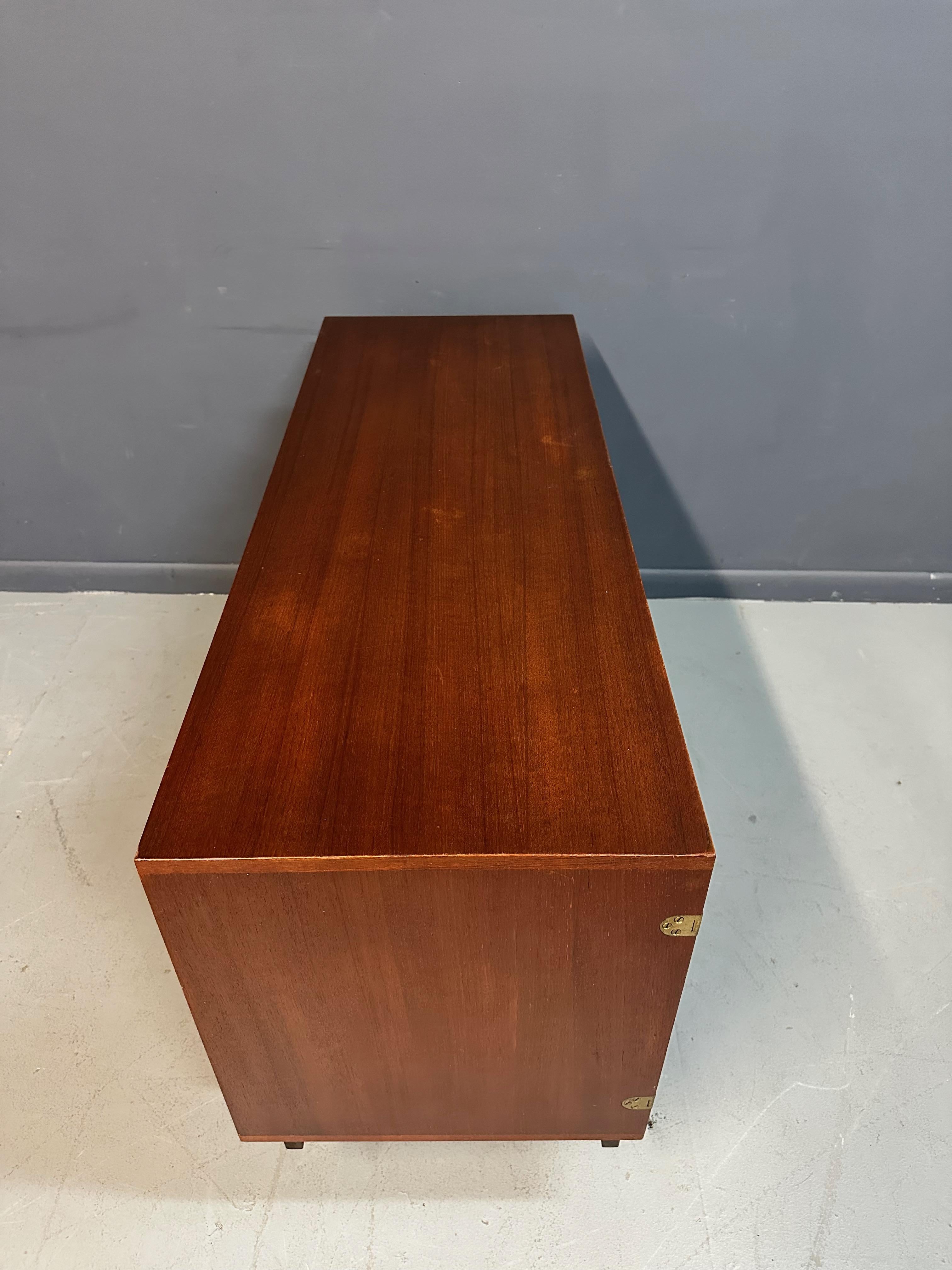 Dänisches modernes Teakholz Sideboard mit 4 Schubladen von Peter Lovig Nielsen Mid Century im Zustand „Gut“ im Angebot in Philadelphia, PA
