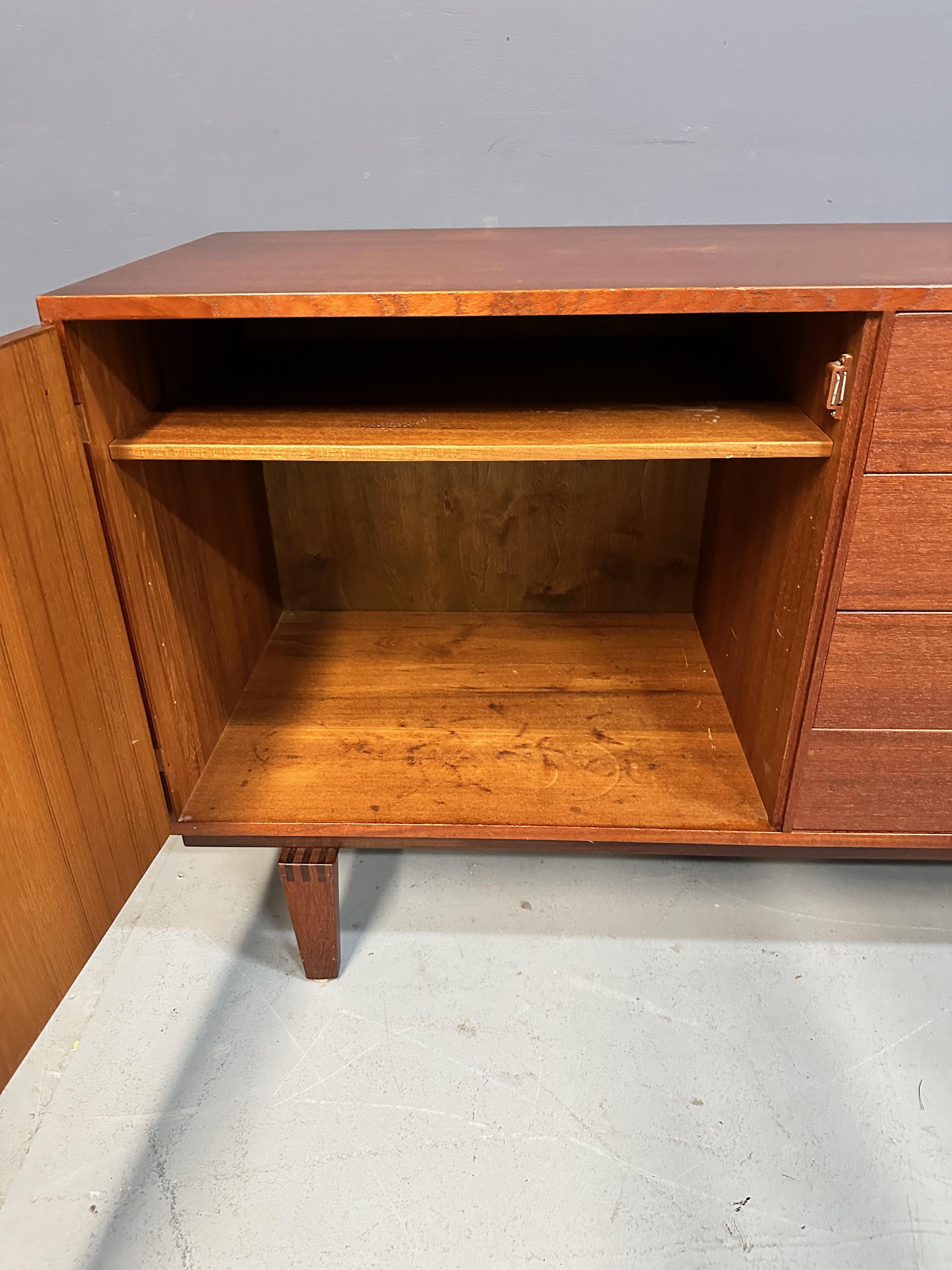 Dänisches modernes Teakholz Sideboard mit 4 Schubladen von Peter Lovig Nielsen Mid Century (20. Jahrhundert) im Angebot