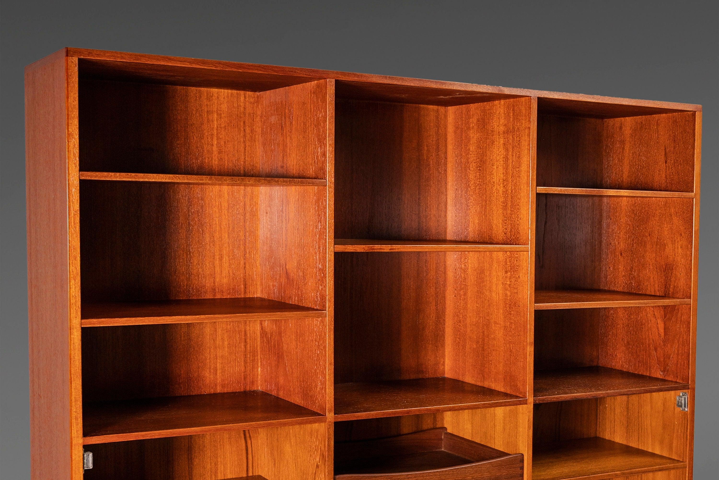 Teak Credenza moderna danese in teak a 4 cassetti con coperchio di Peter Nielsen per Dansk in vendita