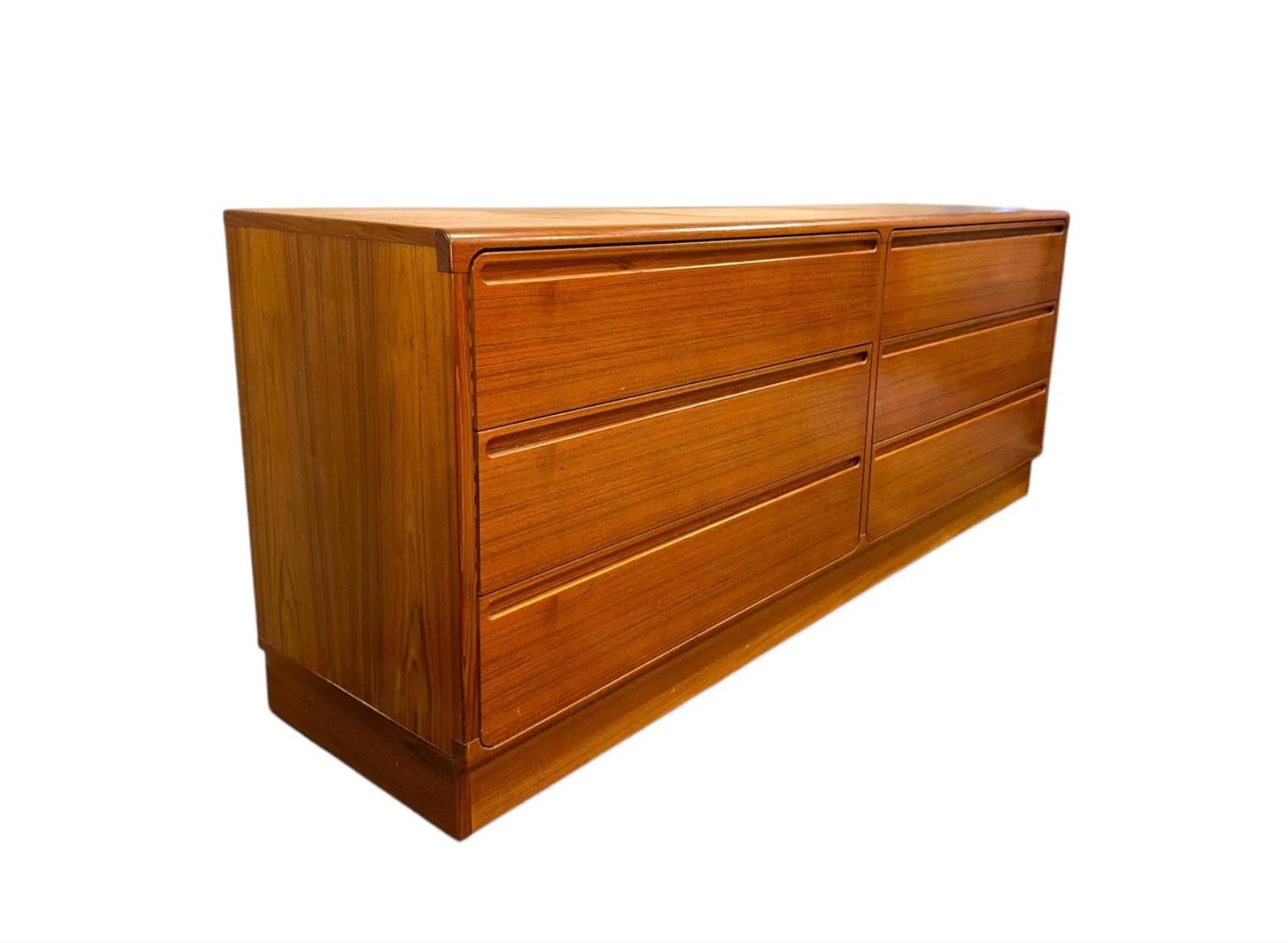 Commode moderne danoise en teck à 6 tiroirs par Nils Jonsson pour Torring Mobelfabrik. La commode est très joliment fabriquée avec un travail du bois haut de gamme. Label original avec une étonnante menuiserie danoise. Tous les tiroirs sont très