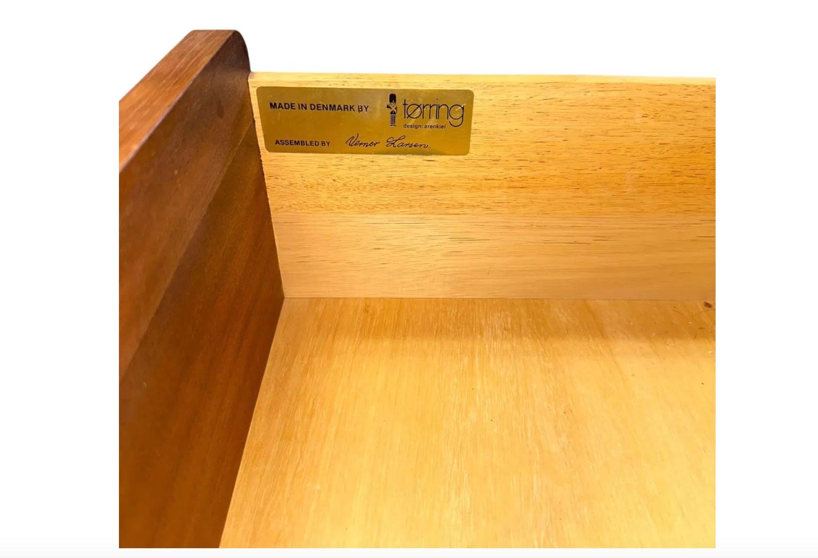 Commode moderne danoise à 6 tiroirs de Nils Jonsson pour Torring Mobelfabrik Bon état - En vente à Brooklyn, NY