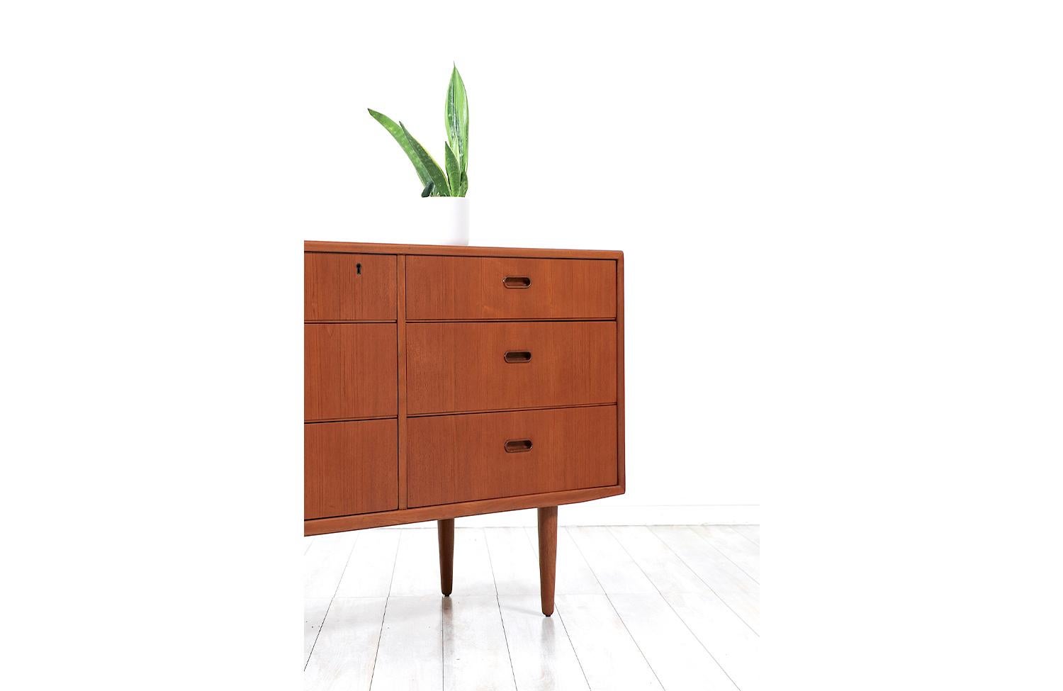  Expertly Restored - Danish Modern Teak 9-Drawer Dresser by Falster In Excellent Condition For Sale In Los Angeles, CA