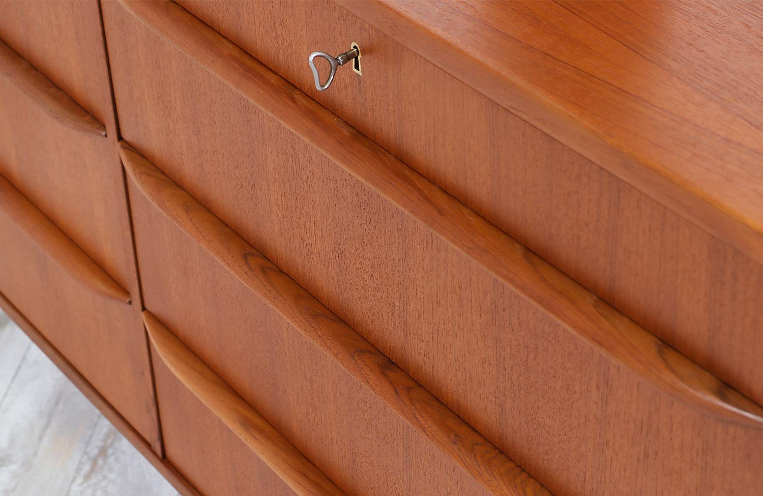 Danish Modern Teak 9-Drawer Dresser 7