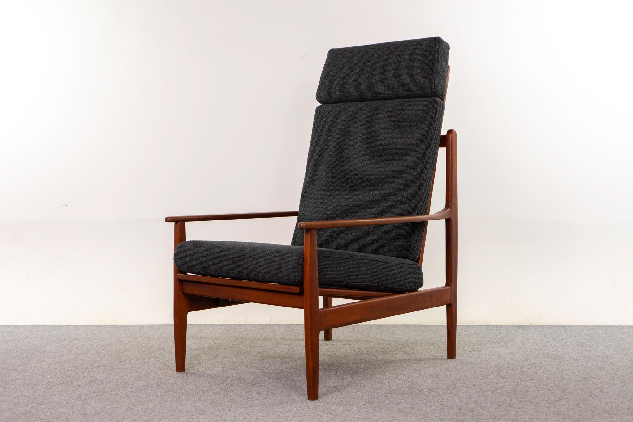 Chaise longue danoise en teck, circa 1960. Un cadre sulfureux et élégant avec de jolies lignes ! Le dossier haut offre un excellent soutien à la nuque, le siège peut être réglé en position allongée. Nouveau tissu texturé anthracite foncé de qualité