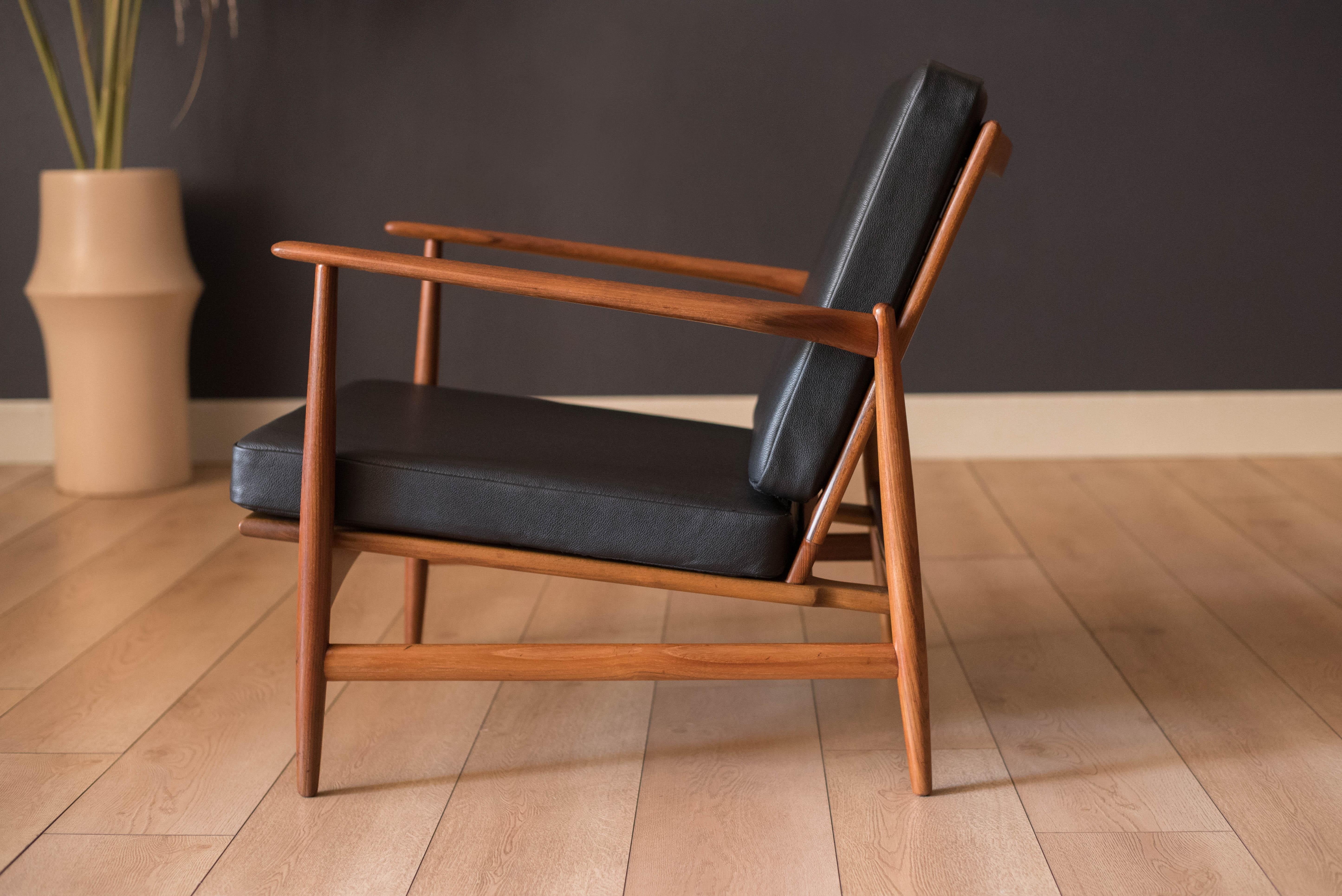 Danish Modern Teak and Black Leather Lounge Chair by Ib Kofod-Larsen for Selig In Good Condition In San Jose, CA