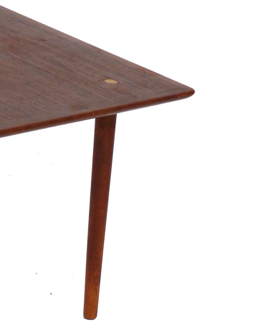 Mid-Century Modern Table basse danoise moderne en teck et laiton, circa 1960 en vente