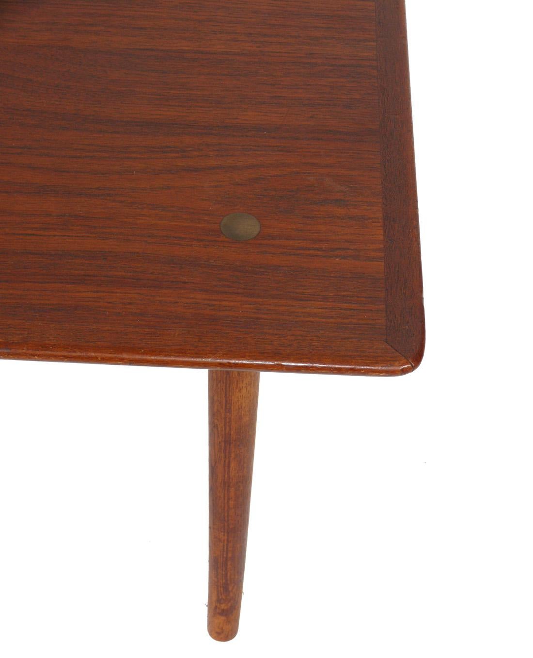 Danois Table basse danoise moderne en teck et laiton, circa 1960 en vente