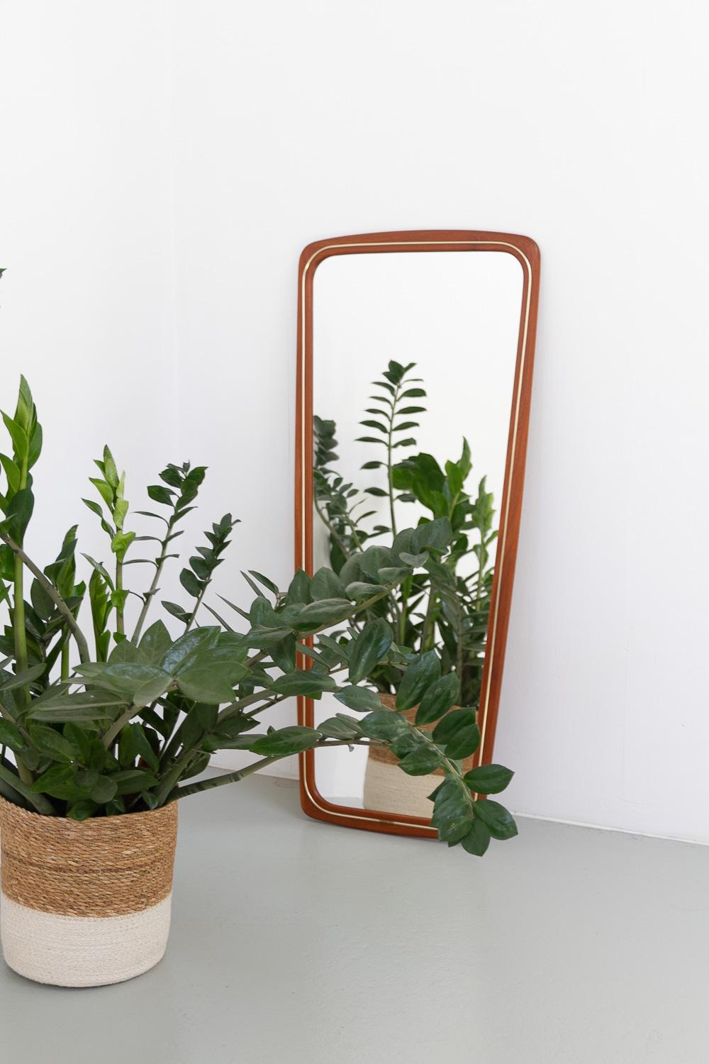 Dänischer moderner Wandspiegel aus Teakholz und Messing, 1950er Jahre. im Angebot 5