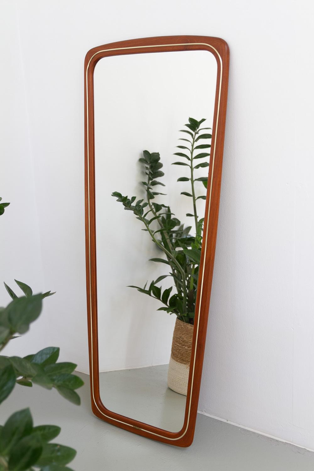 Dänischer moderner Wandspiegel aus Teakholz und Messing, 1950er Jahre. im Angebot 6
