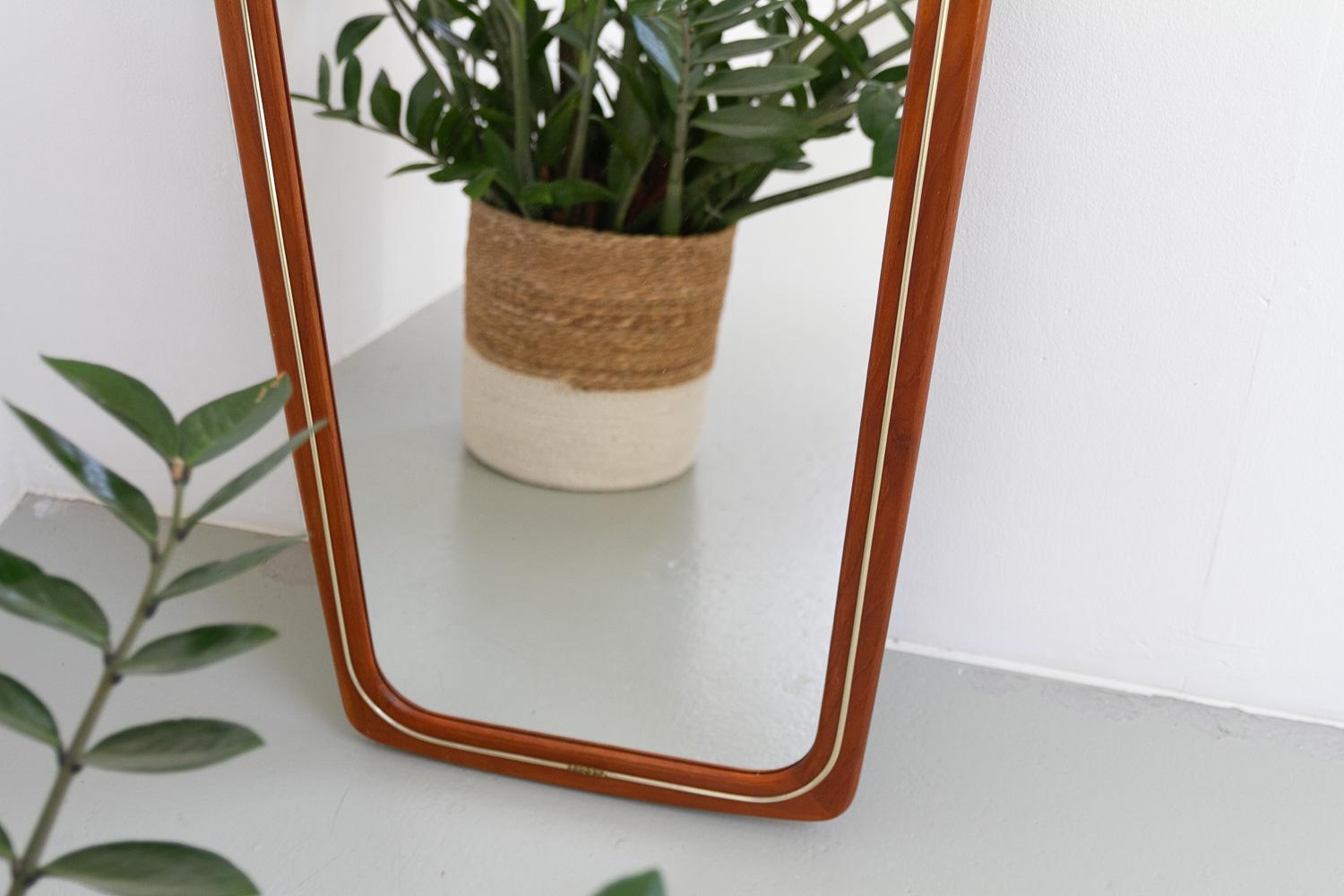 Dänischer moderner Wandspiegel aus Teakholz und Messing, 1950er Jahre. im Angebot 7