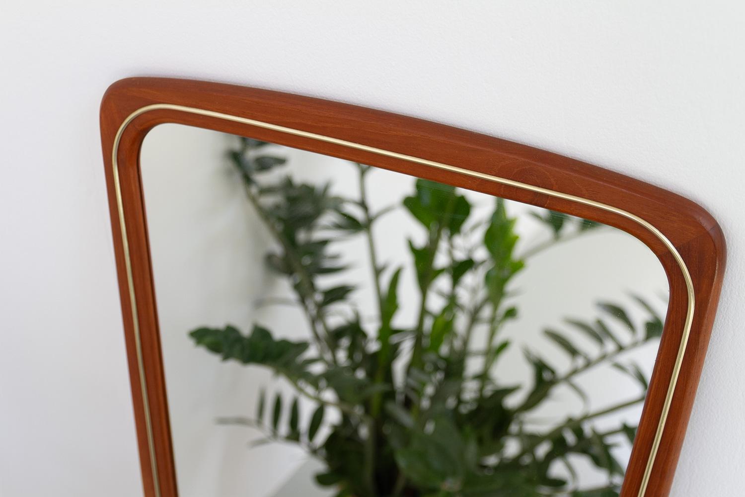 Dänischer moderner Wandspiegel aus Teakholz und Messing, 1950er Jahre. im Angebot 8
