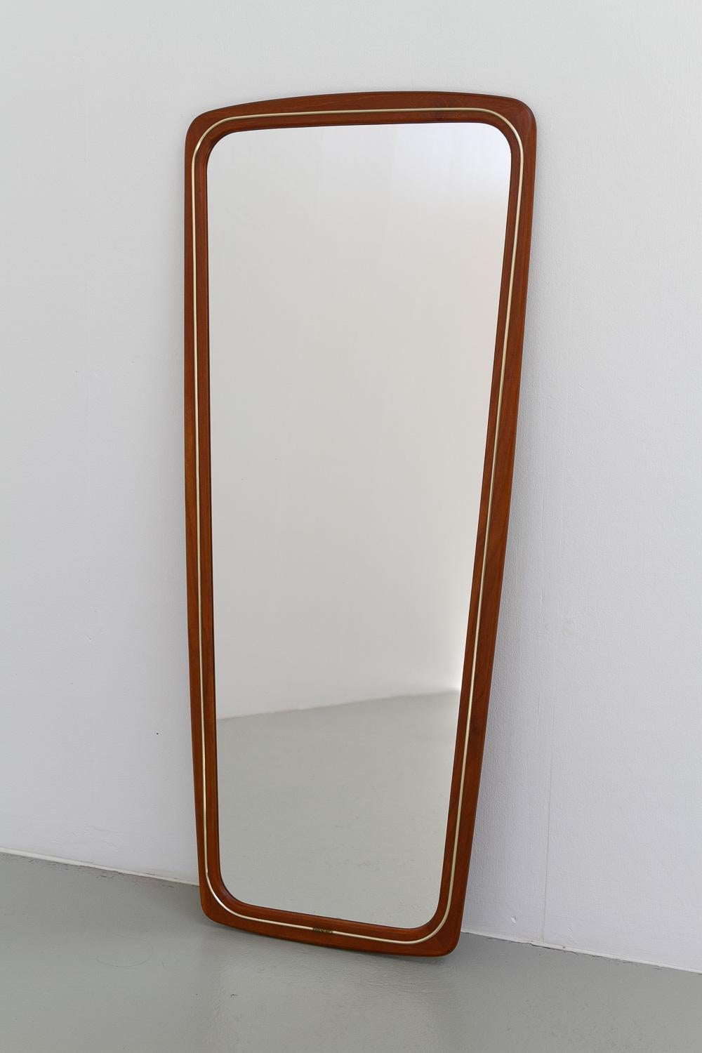 Dänischer moderner Wandspiegel aus Teakholz und Messing, 1950er Jahre. im Angebot 11