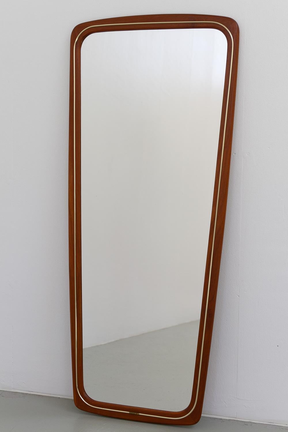 Dänischer moderner Wandspiegel aus Teakholz und Messing, 1950er Jahre. im Angebot 12