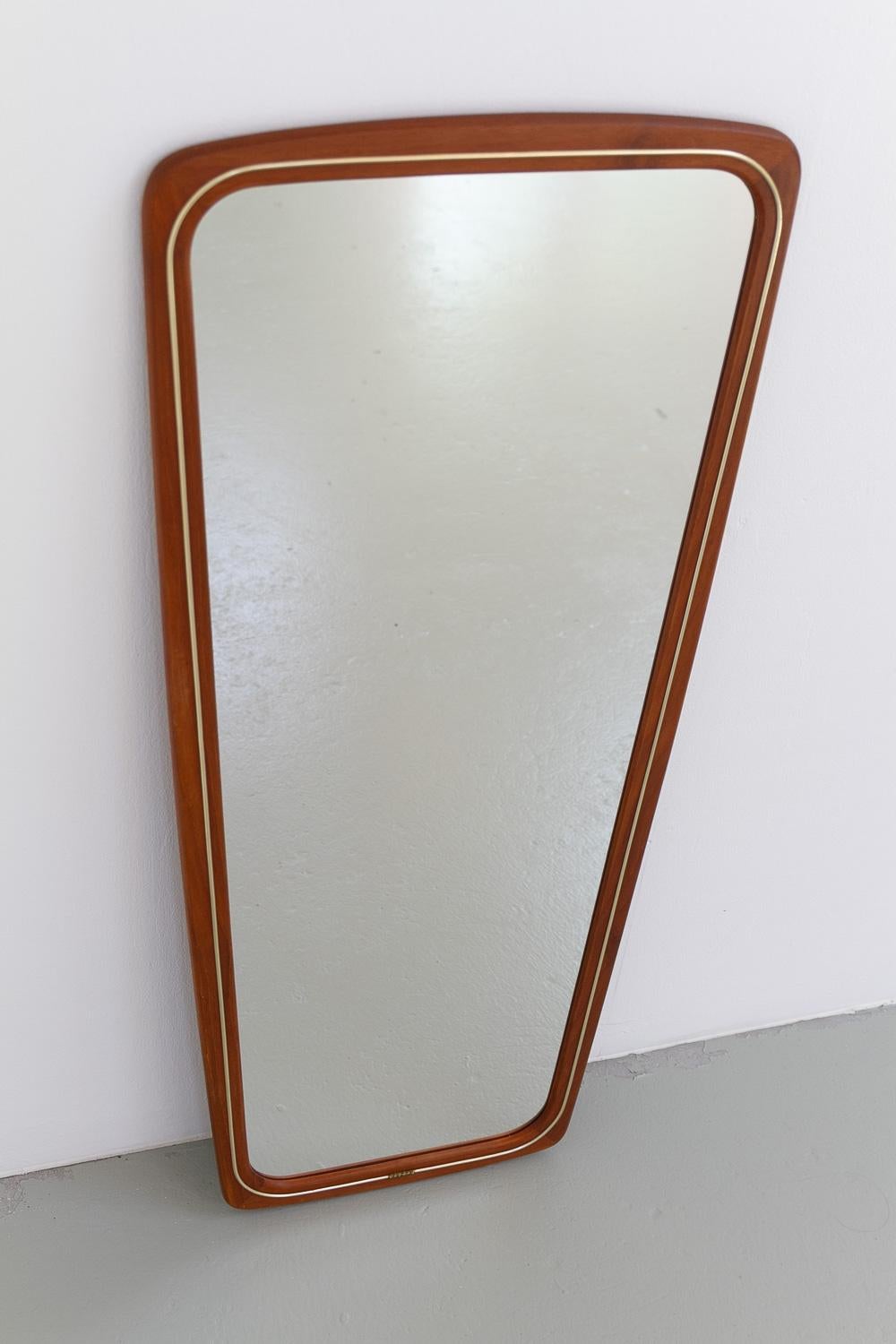 Dänischer moderner Wandspiegel aus Teakholz und Messing, 1950er Jahre. im Angebot 13