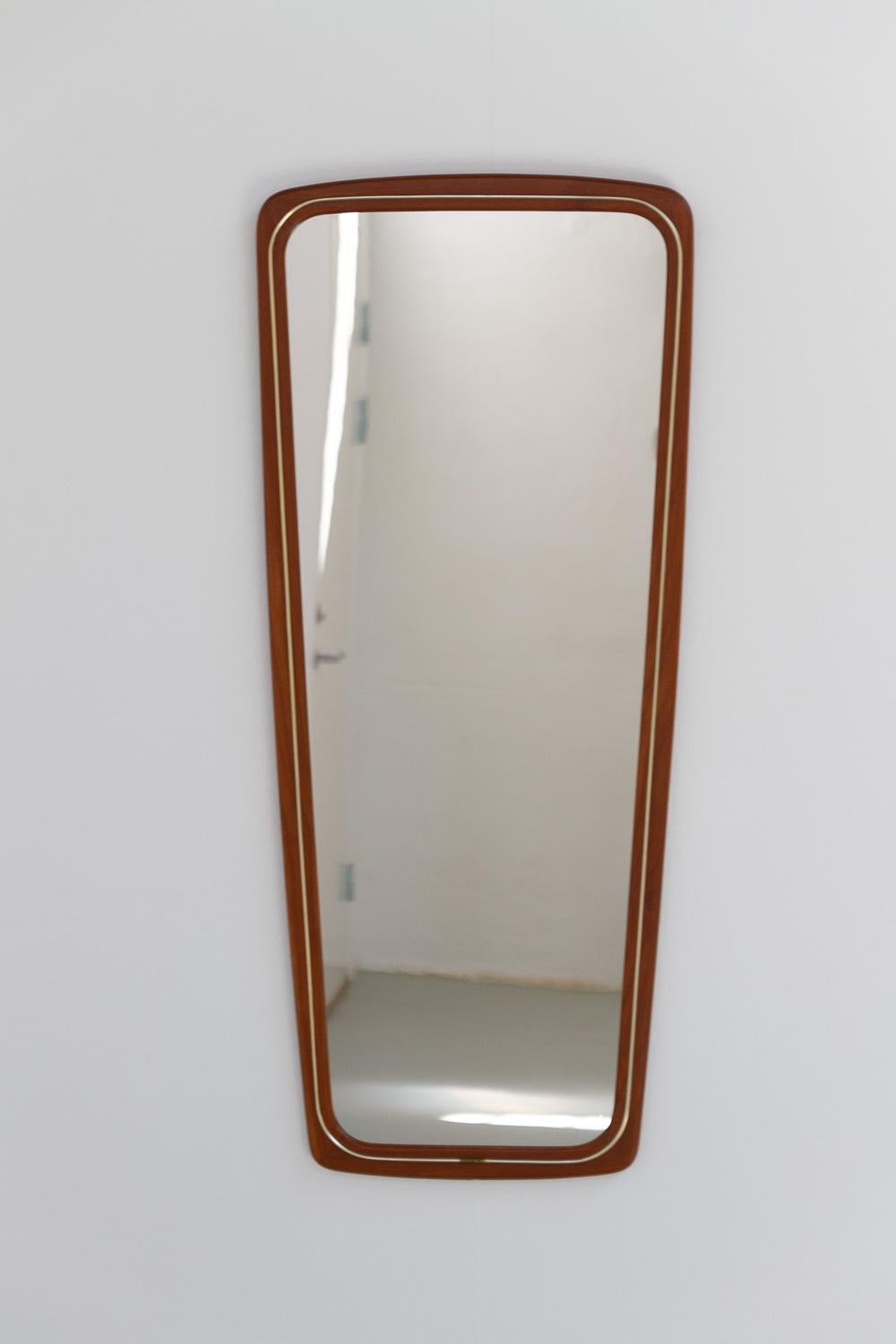 Dänischer moderner Wandspiegel aus Teakholz und Messing, 1950er Jahre.

Eleganter skandinavischer Mid-Century Modern-Spiegel mit Teakholzrahmen und eingelegten Messingdetails.

Sehr guter Originalzustand mit nur leichter alters- und