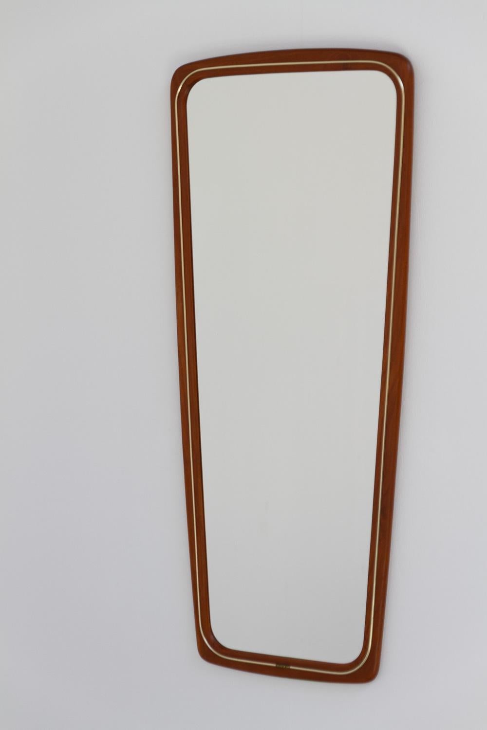 Dänischer moderner Wandspiegel aus Teakholz und Messing, 1950er Jahre. (Moderne der Mitte des Jahrhunderts) im Angebot