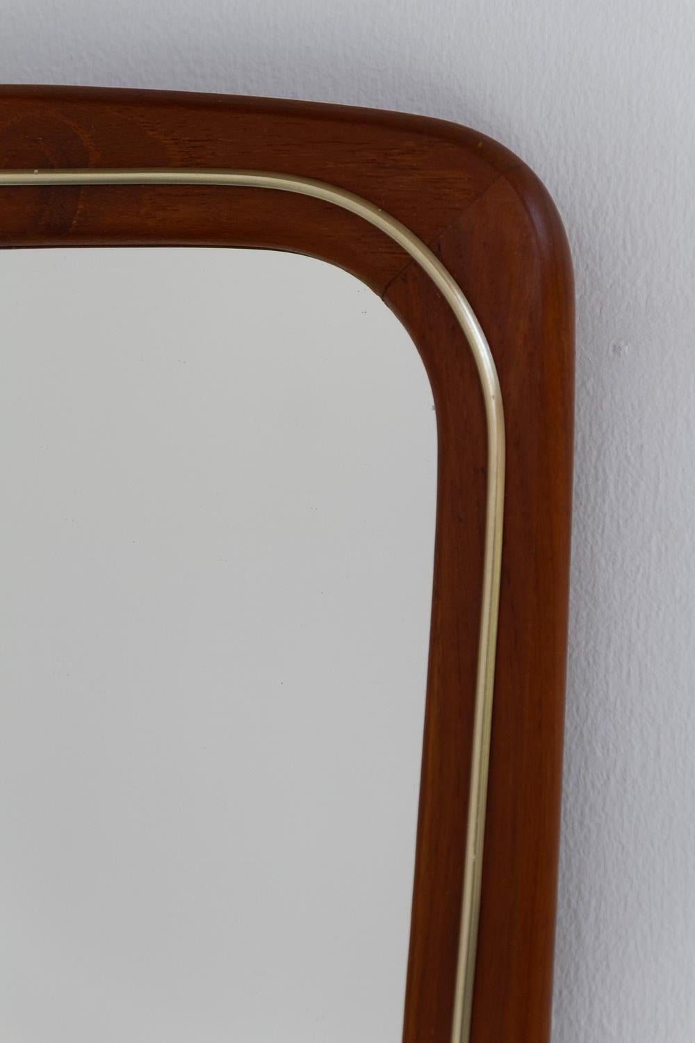 Dänischer moderner Wandspiegel aus Teakholz und Messing, 1950er Jahre. (Mitte des 20. Jahrhunderts) im Angebot