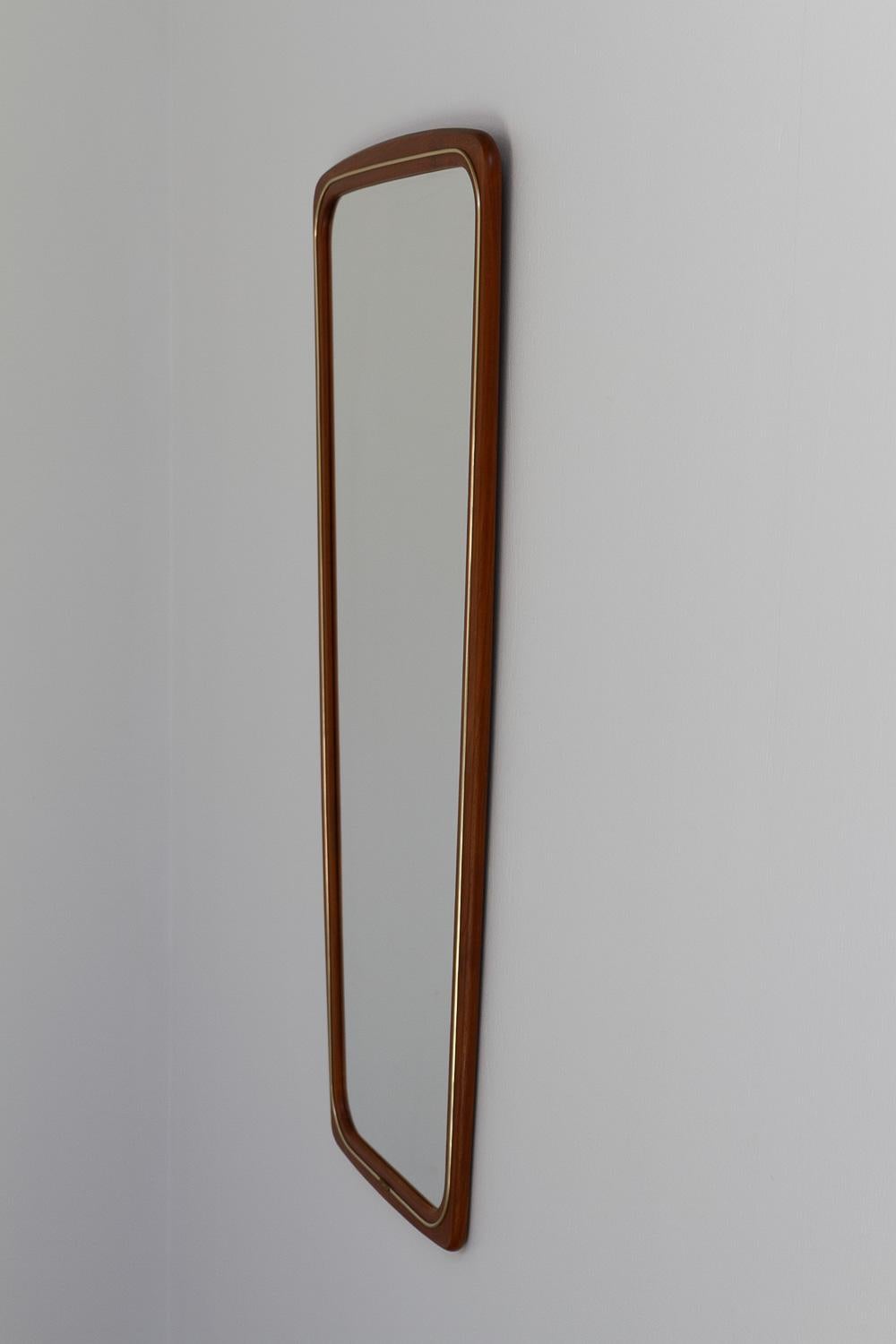 Dänischer moderner Wandspiegel aus Teakholz und Messing, 1950er Jahre. im Angebot 1