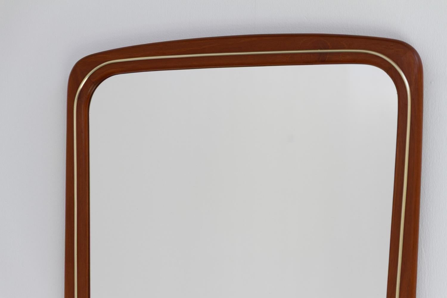 Dänischer moderner Wandspiegel aus Teakholz und Messing, 1950er Jahre. im Angebot 2