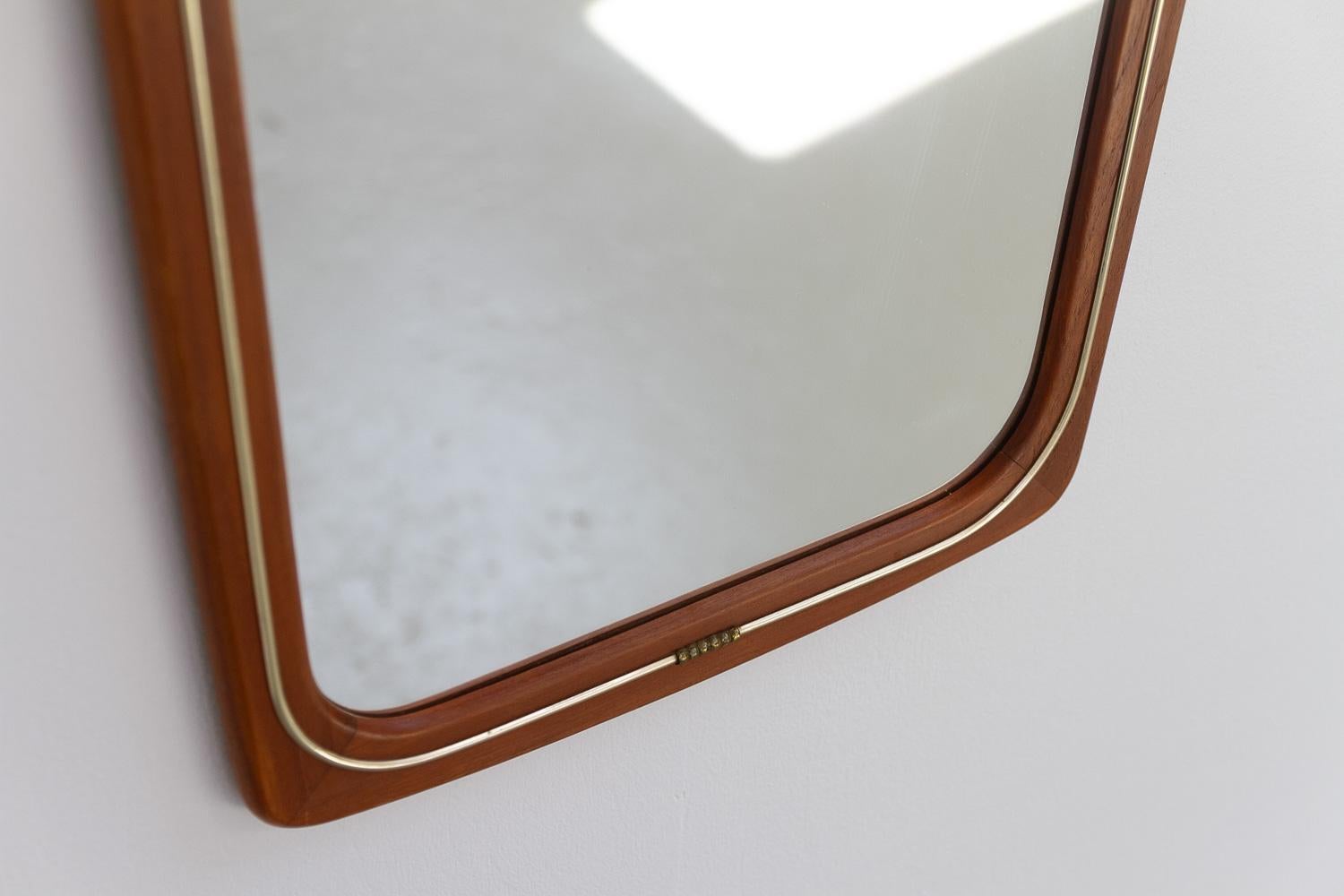Dänischer moderner Wandspiegel aus Teakholz und Messing, 1950er Jahre. im Angebot 3