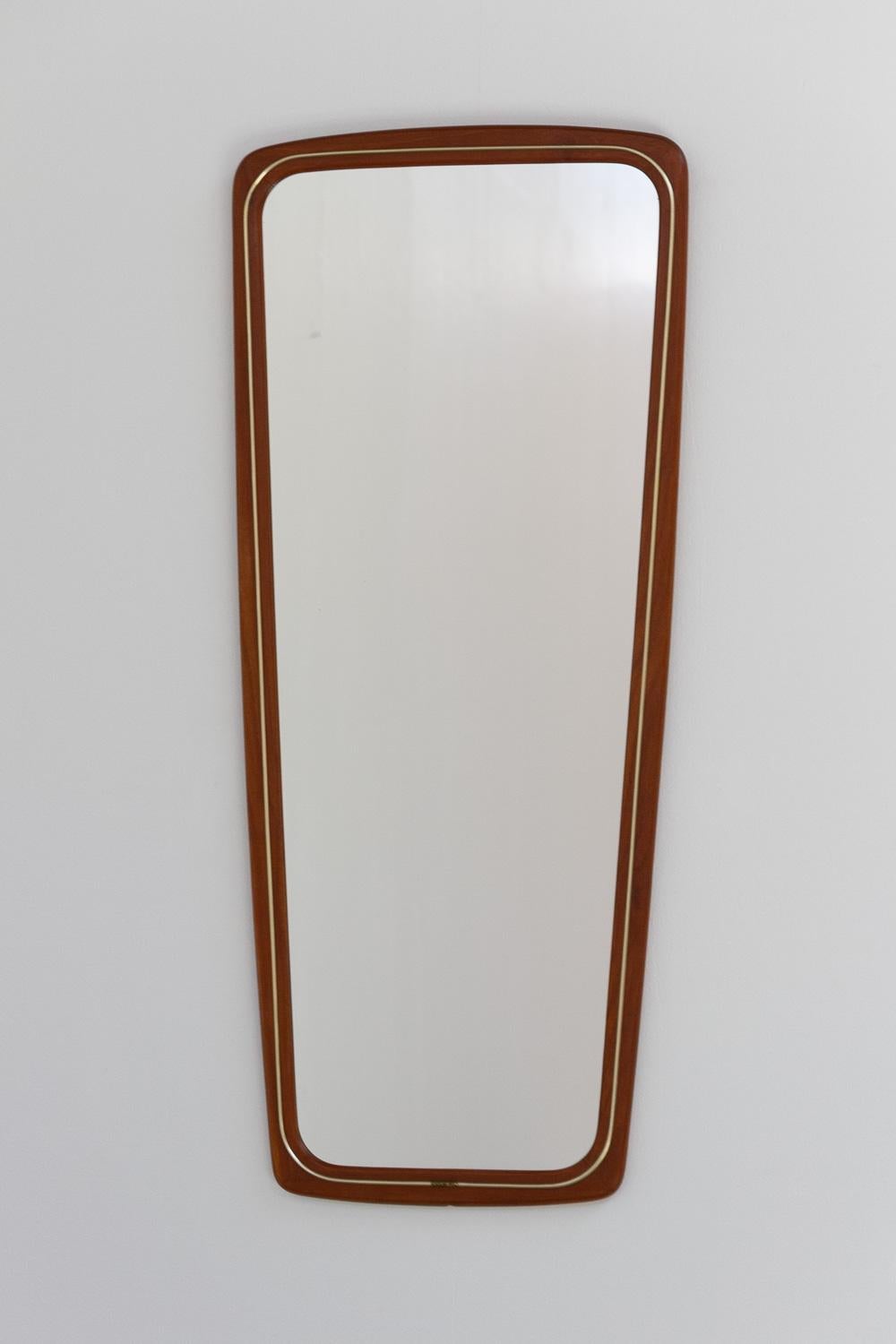 Dänischer moderner Wandspiegel aus Teakholz und Messing, 1950er Jahre. im Angebot 4