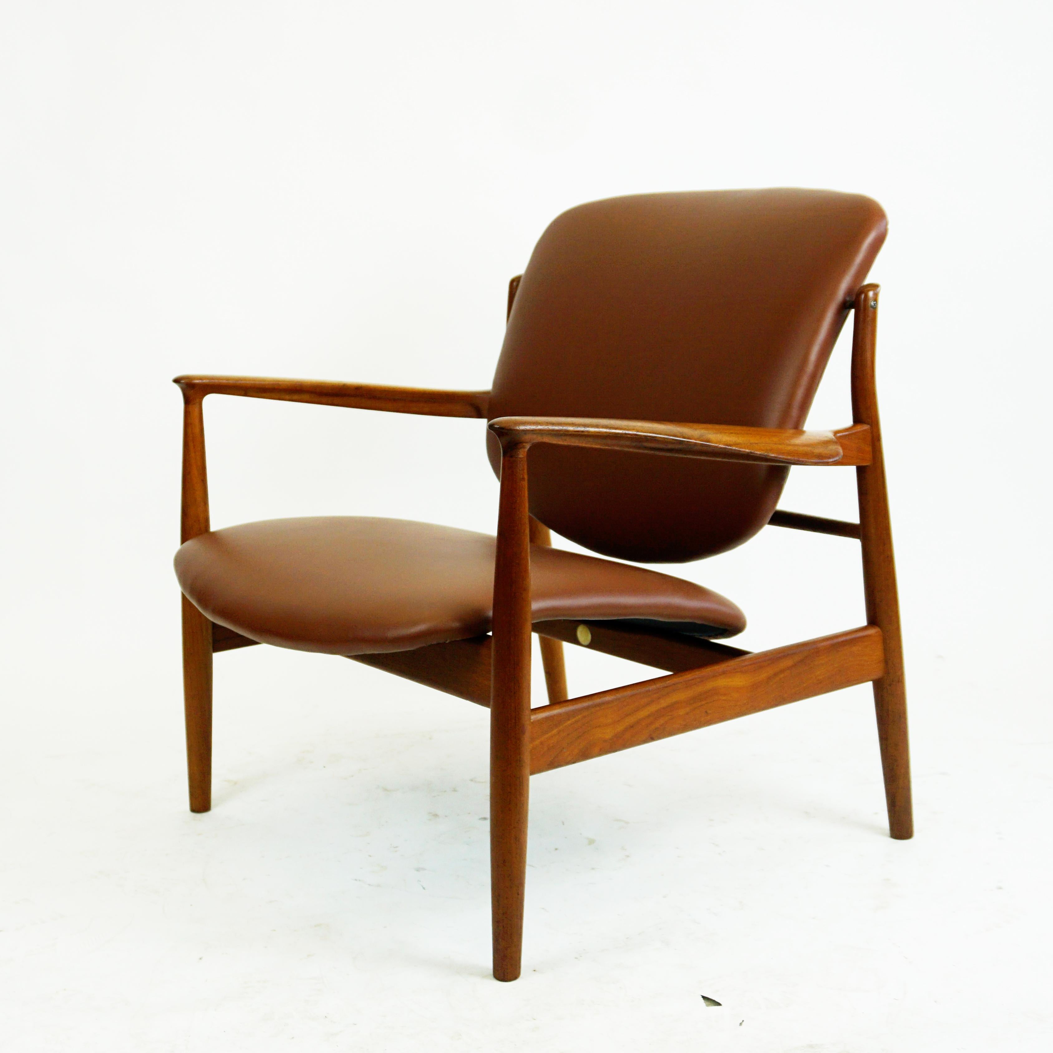 Chaise longue danoise moderne en teck et cuir Brown par Finn Juhl pour France and Son en vente 6