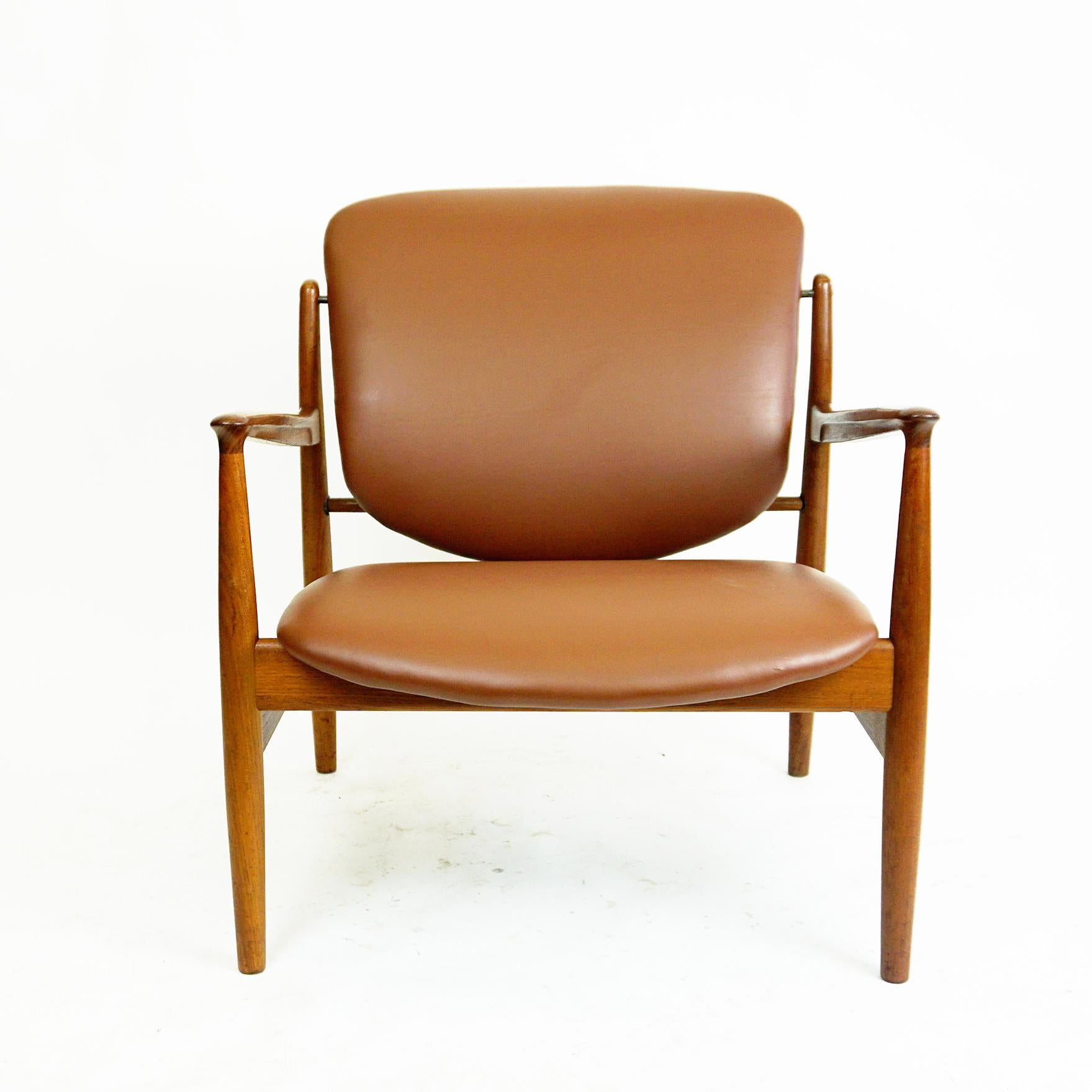 This excellent and comfortable Scandinavian Modern lounge chair model number FD 136 was designed by Finn Juhl for France & Son, Denmark 1960s.
It feature a curved backrest and and seat that appears to float. Wonderful organic shaped armrests and