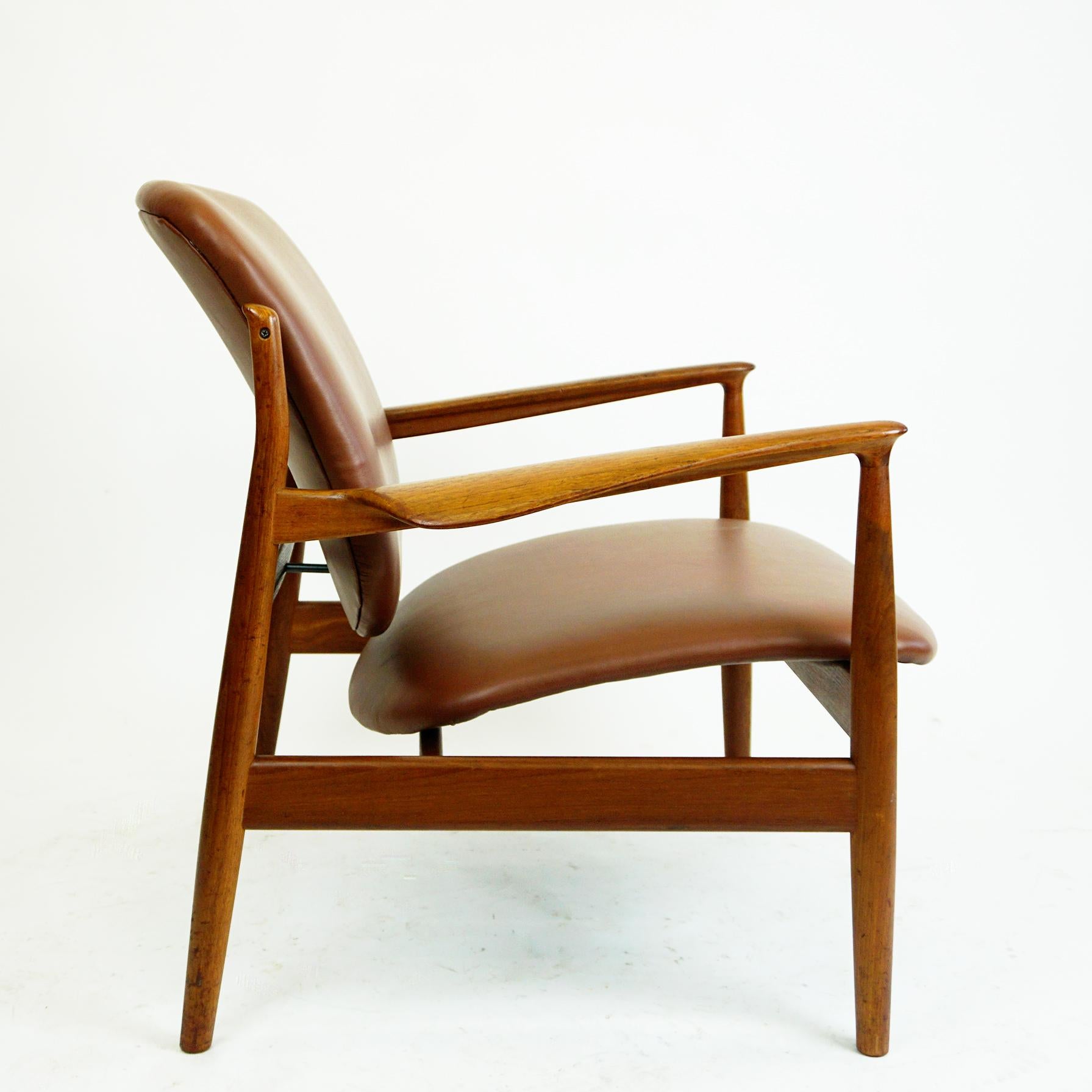 Scandinave moderne Chaise longue danoise moderne en teck et cuir Brown par Finn Juhl pour France and Son en vente