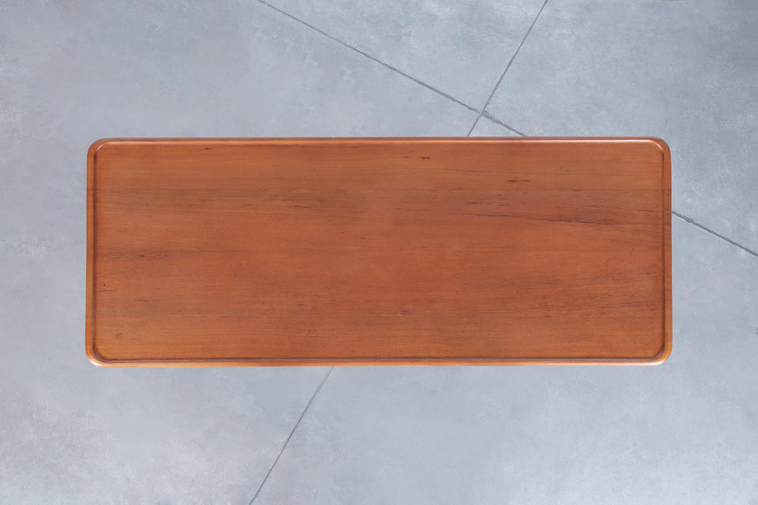 Table basse moderne danoise en teck et rotin par Hans J. Wegner pour Andreas Tuck en vente 3