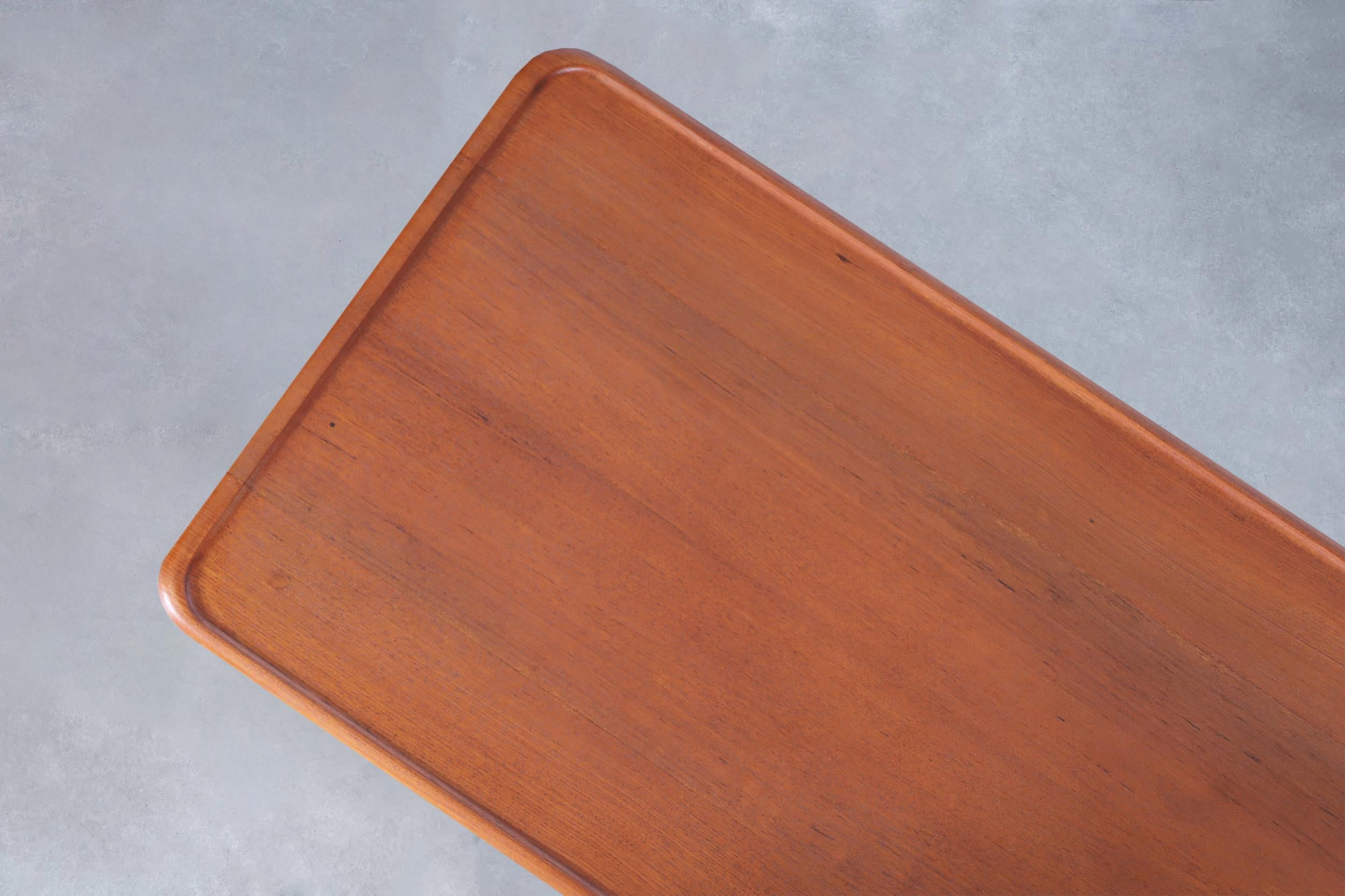 Table basse moderne danoise en teck et rotin par Hans J. Wegner pour Andreas Tuck en vente 4