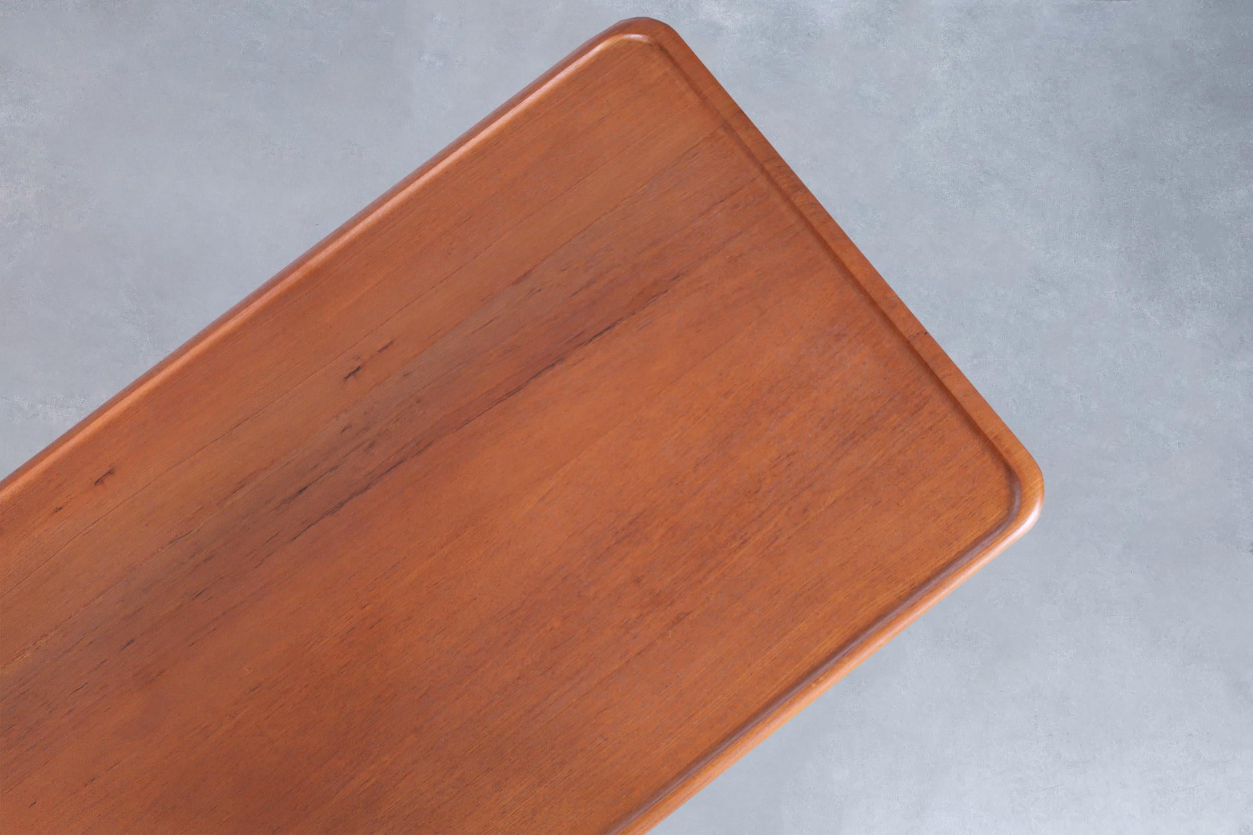 Table basse moderne danoise en teck et rotin par Hans J. Wegner pour Andreas Tuck en vente 5