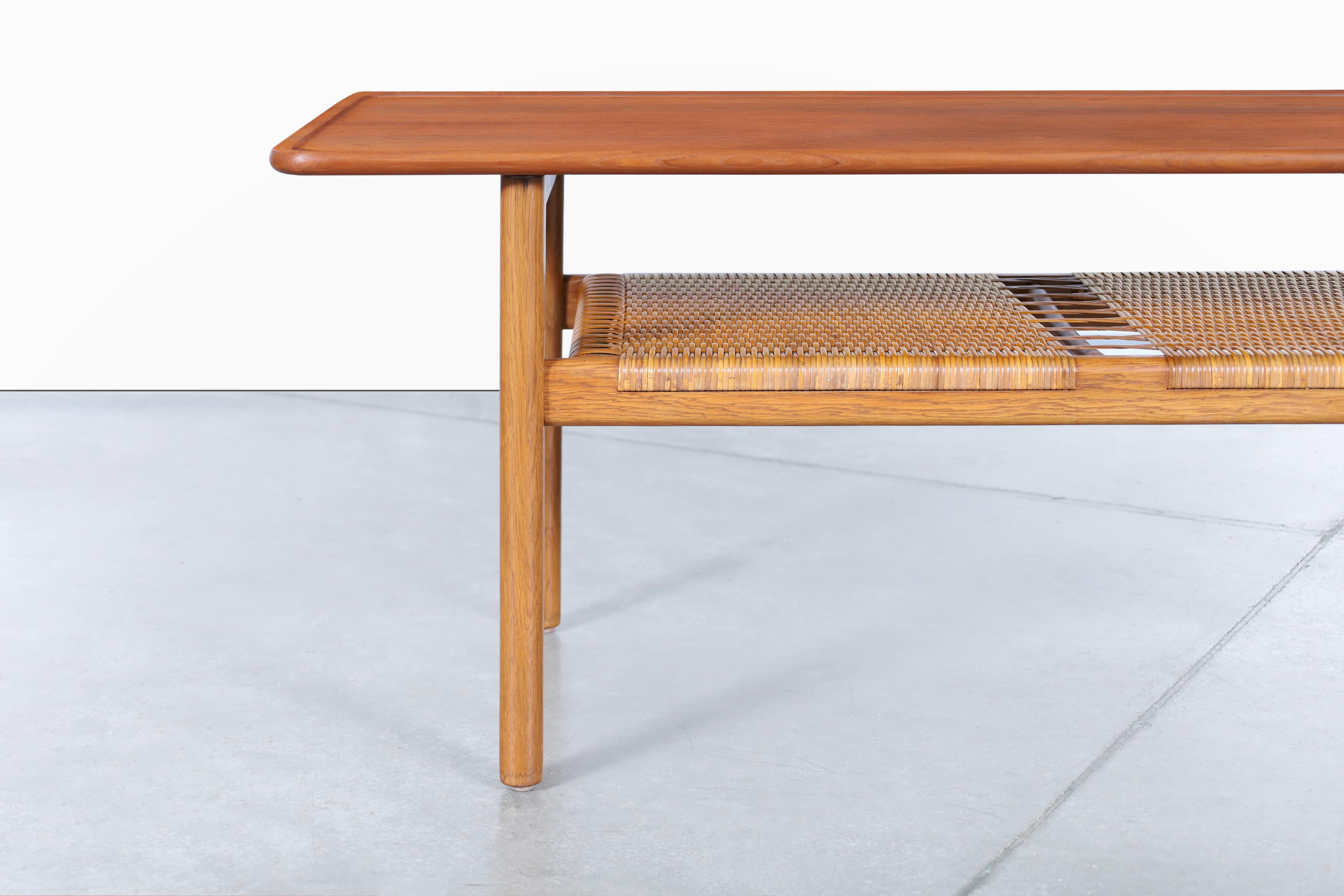 Mid-Century Modern Table basse moderne danoise en teck et rotin par Hans J. Wegner pour Andreas Tuck en vente